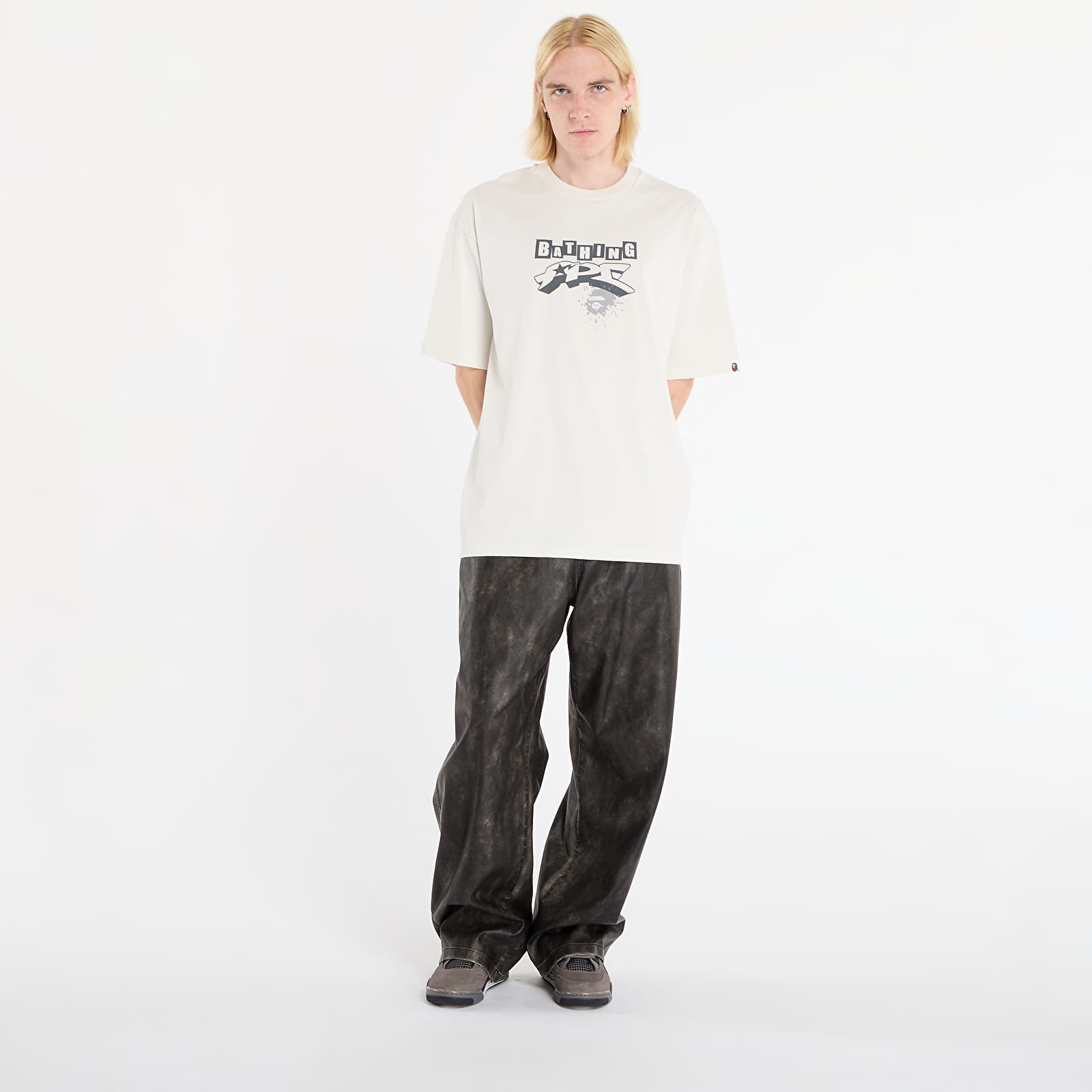 Koszulki A BATHING APE Graffiti Bape Logo Relaxed Fit Tee 1 Ivory