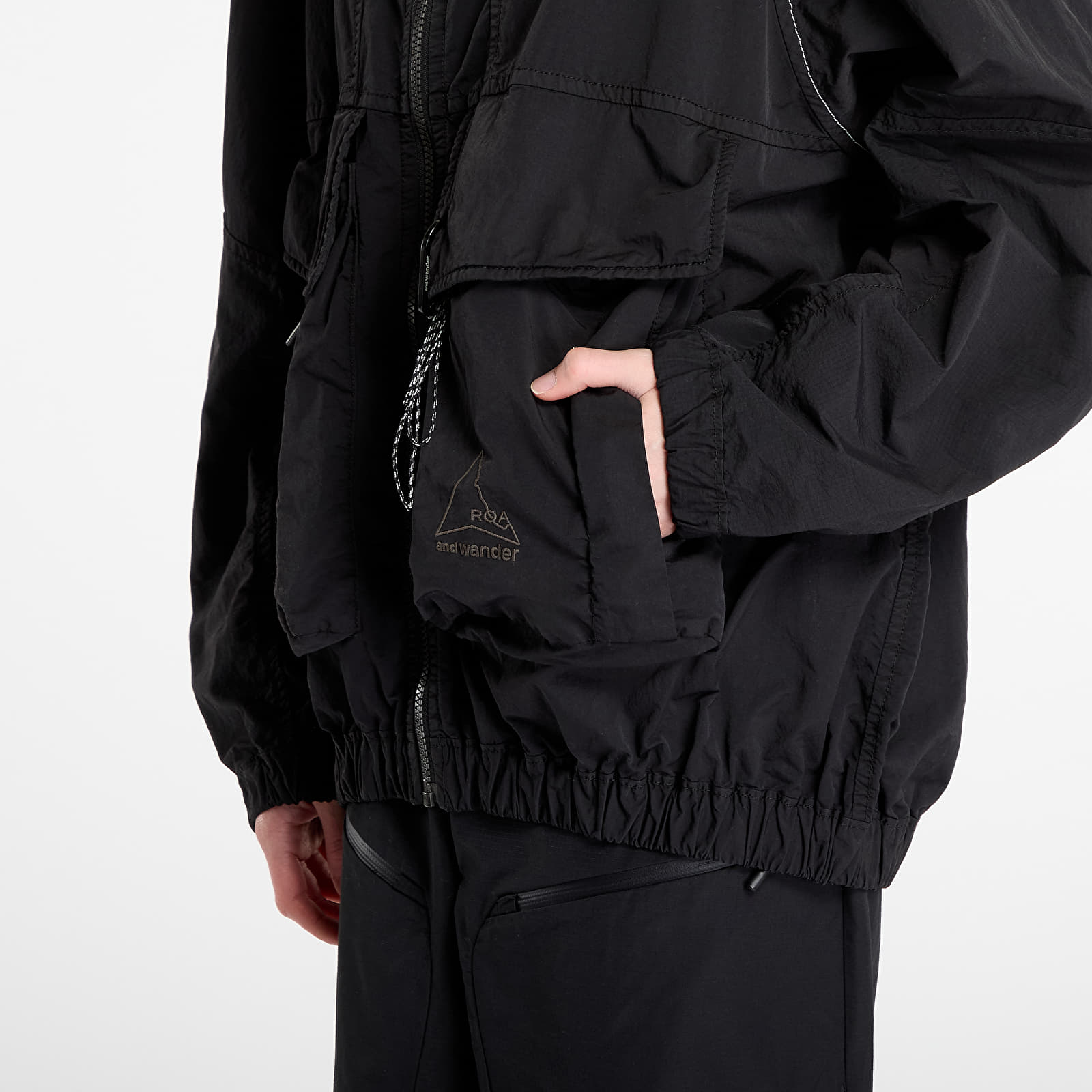 Meeste jakid ROA x And Wander Garment Dye Nylon Hooded Jacket UNISEX Black