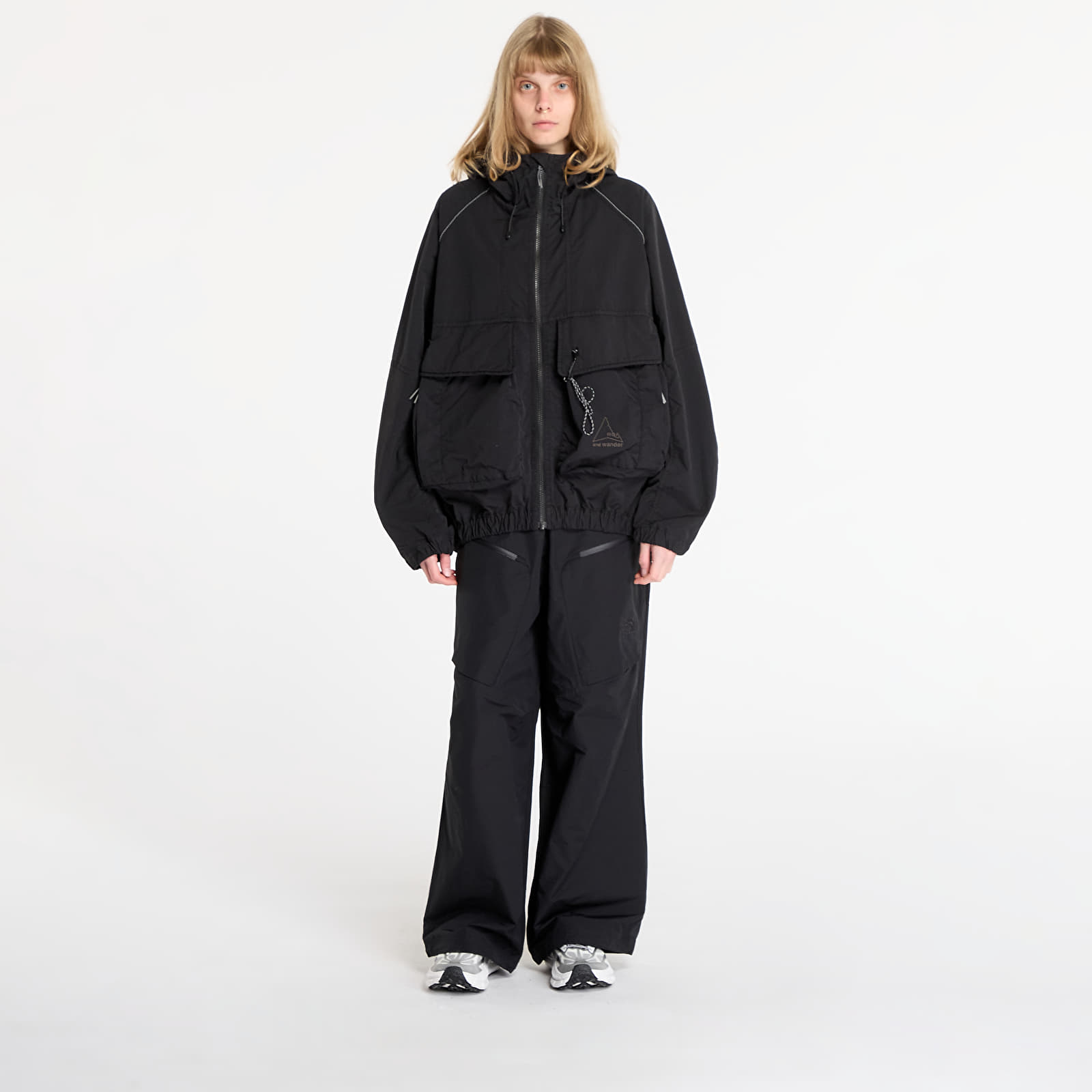 Meeste jakid ROA x And Wander Garment Dye Nylon Hooded Jacket UNISEX Black