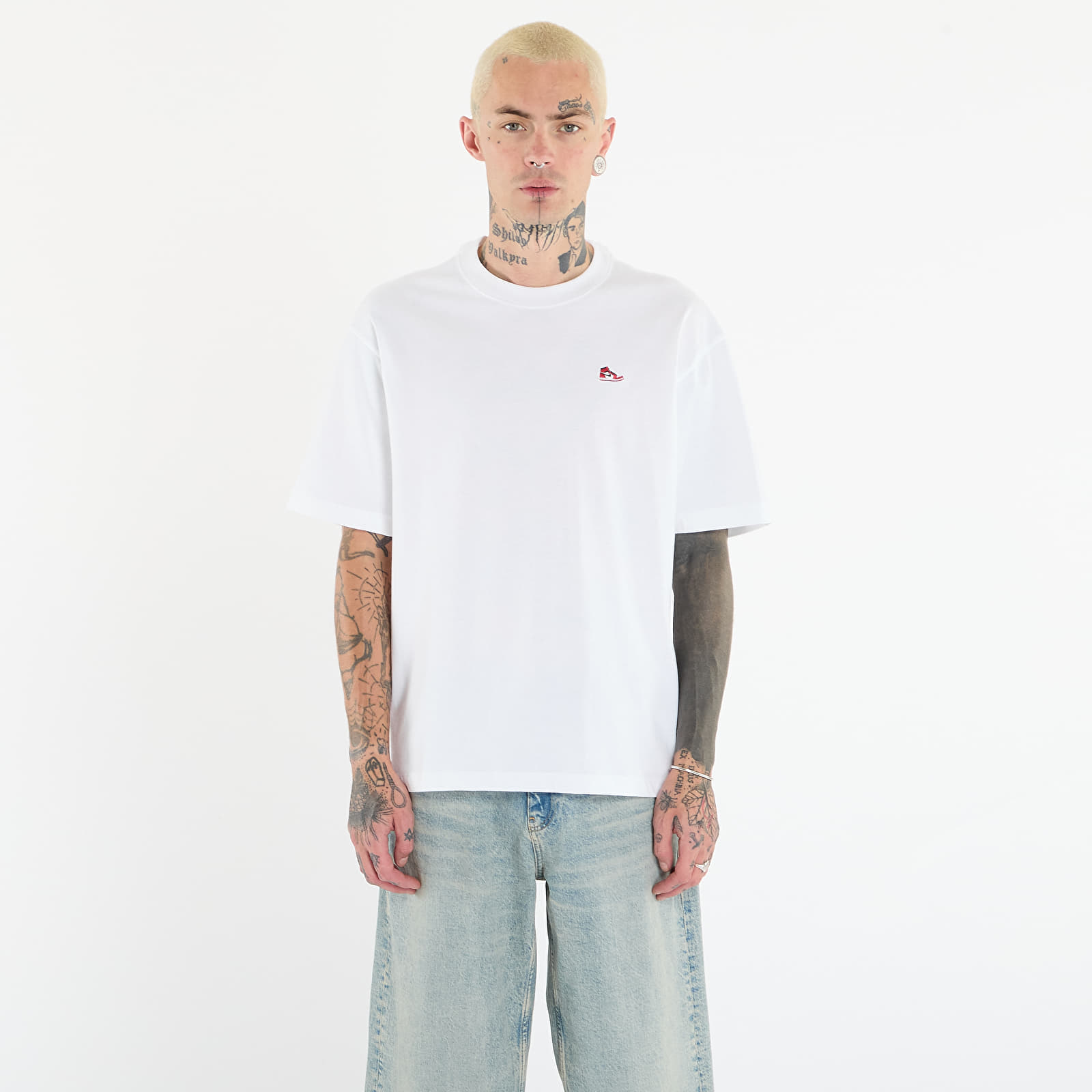 T-särgid Jordan Brand Men's Sneaker Patch T-Shirt White/ Varsity Red