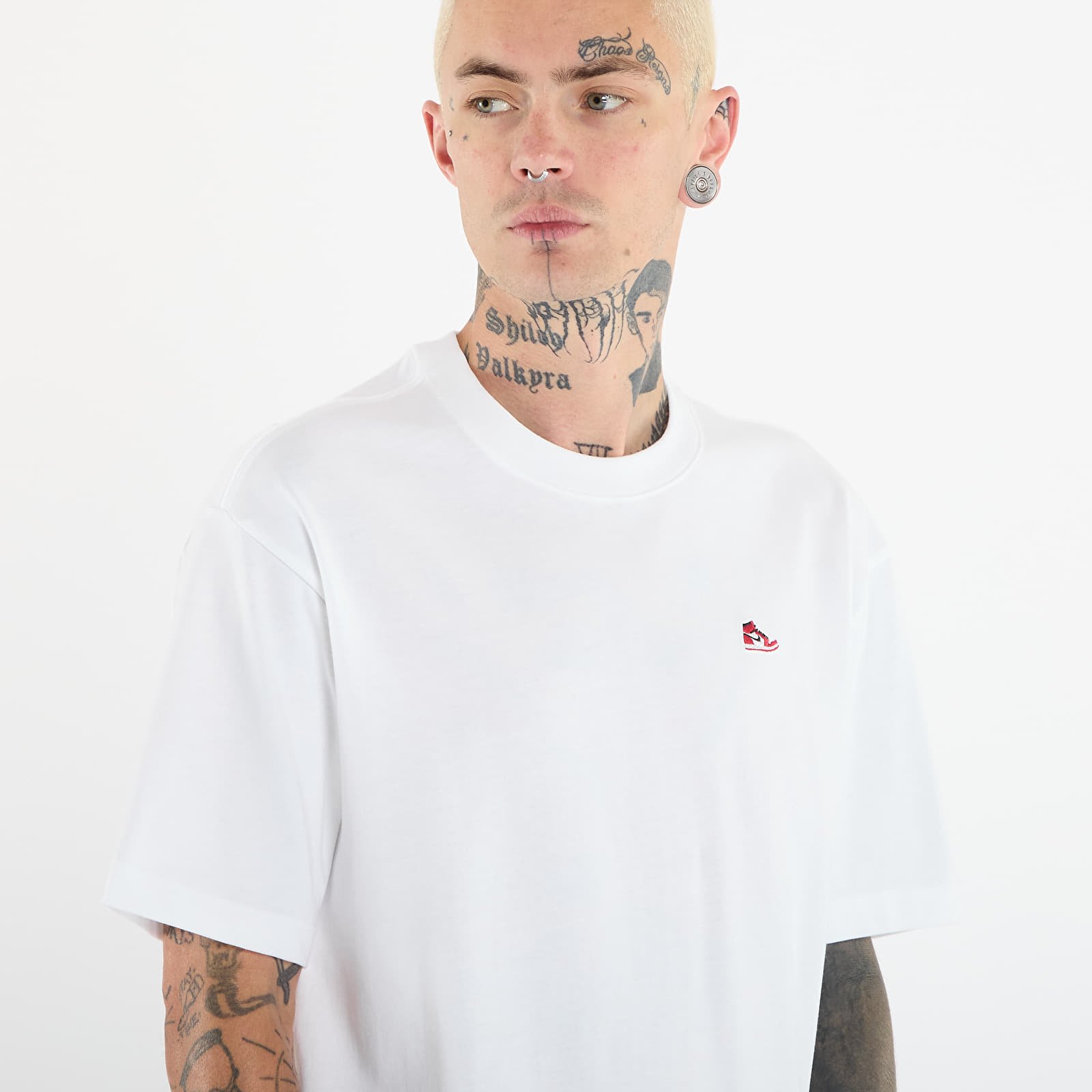 T-särgid Jordan Brand Men's Sneaker Patch T-Shirt White/ Varsity Red