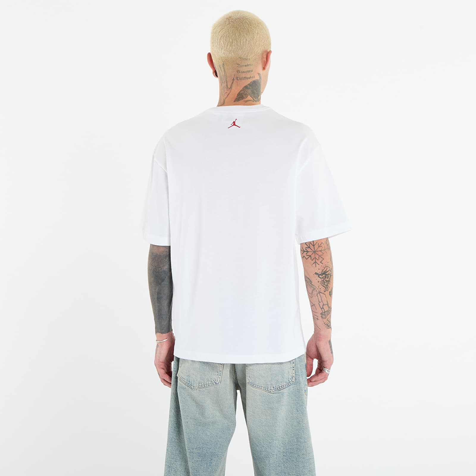 T-särgid Jordan Brand Men's Sneaker Patch T-Shirt White/ Varsity Red