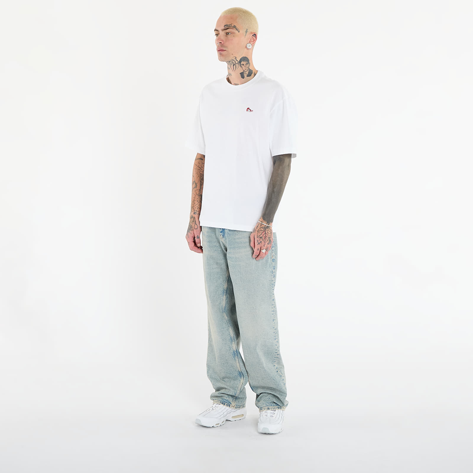 T-särgid Jordan Brand Men's Sneaker Patch T-Shirt White/ Varsity Red
