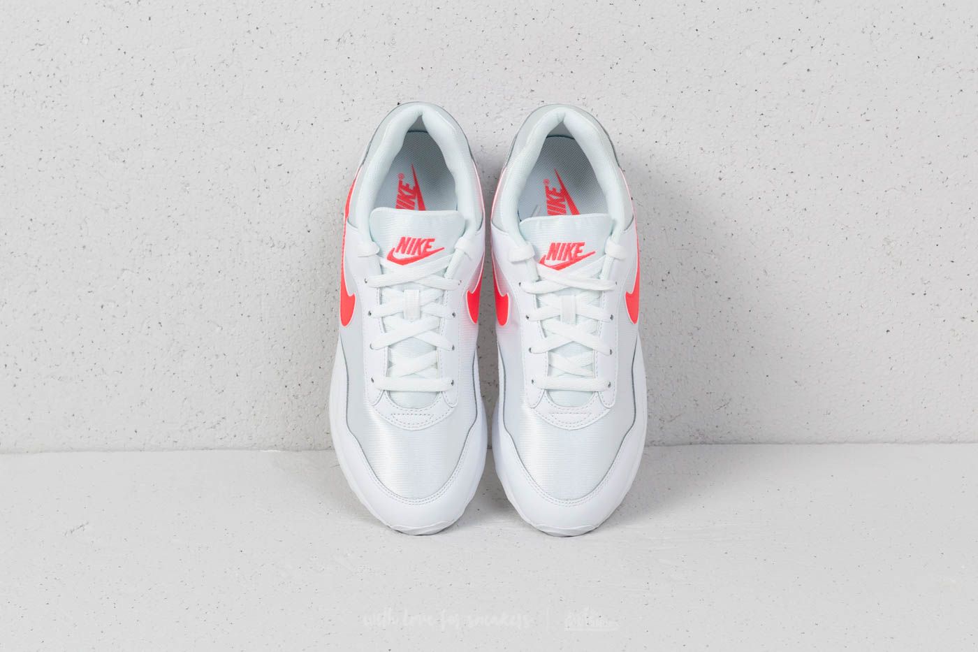 Nike outburst trainers in white and pink store
