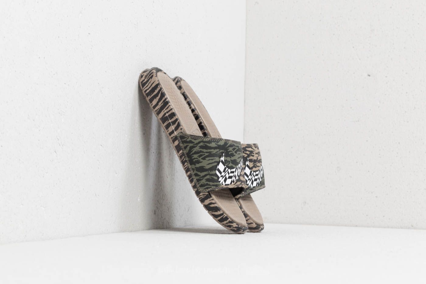 Moški čevlji Nike Benassi Ultra Black/ White-Khaki-Velvet Brown