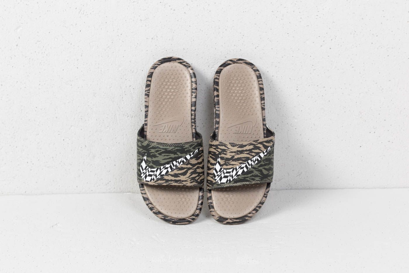 Moški čevlji Nike Benassi Ultra Black/ White-Khaki-Velvet Brown