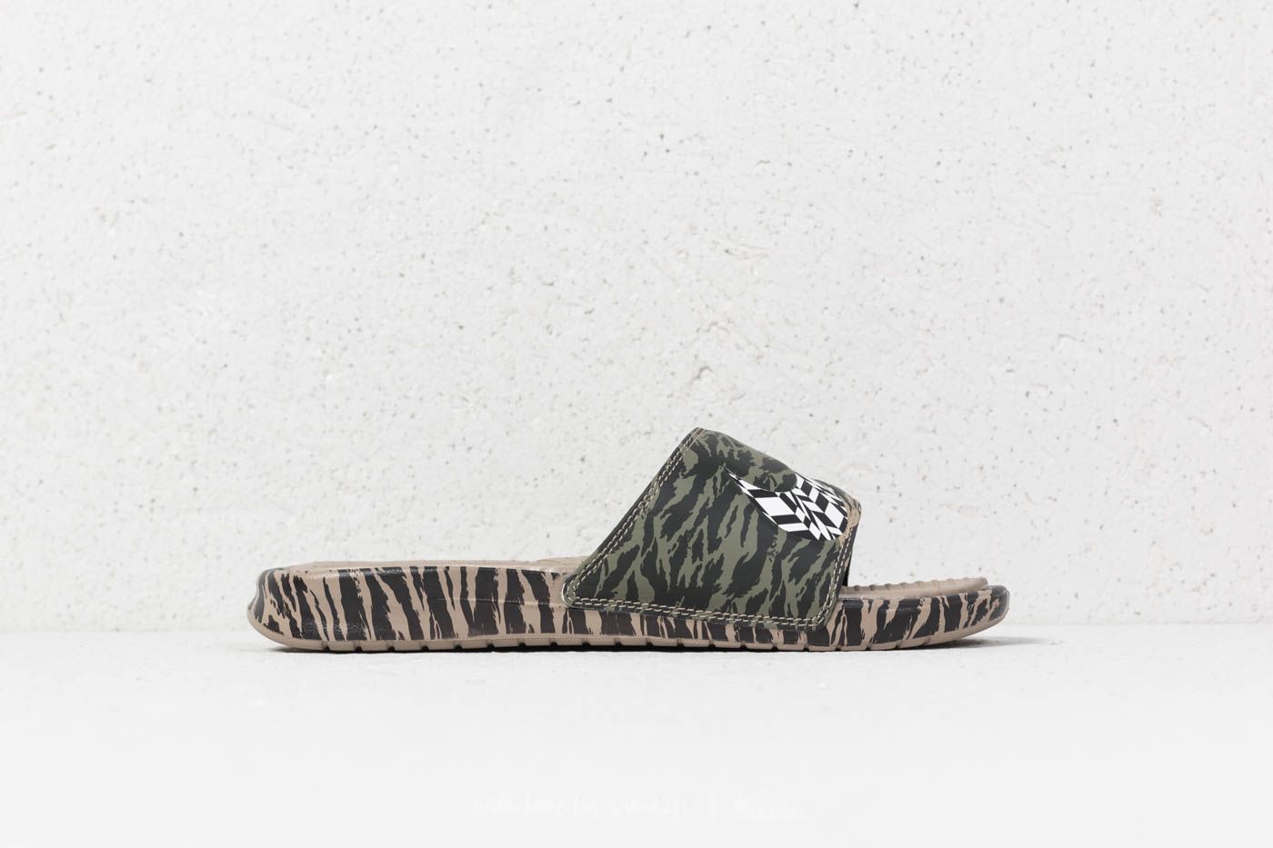 Moški čevlji Nike Benassi Ultra Black/ White-Khaki-Velvet Brown