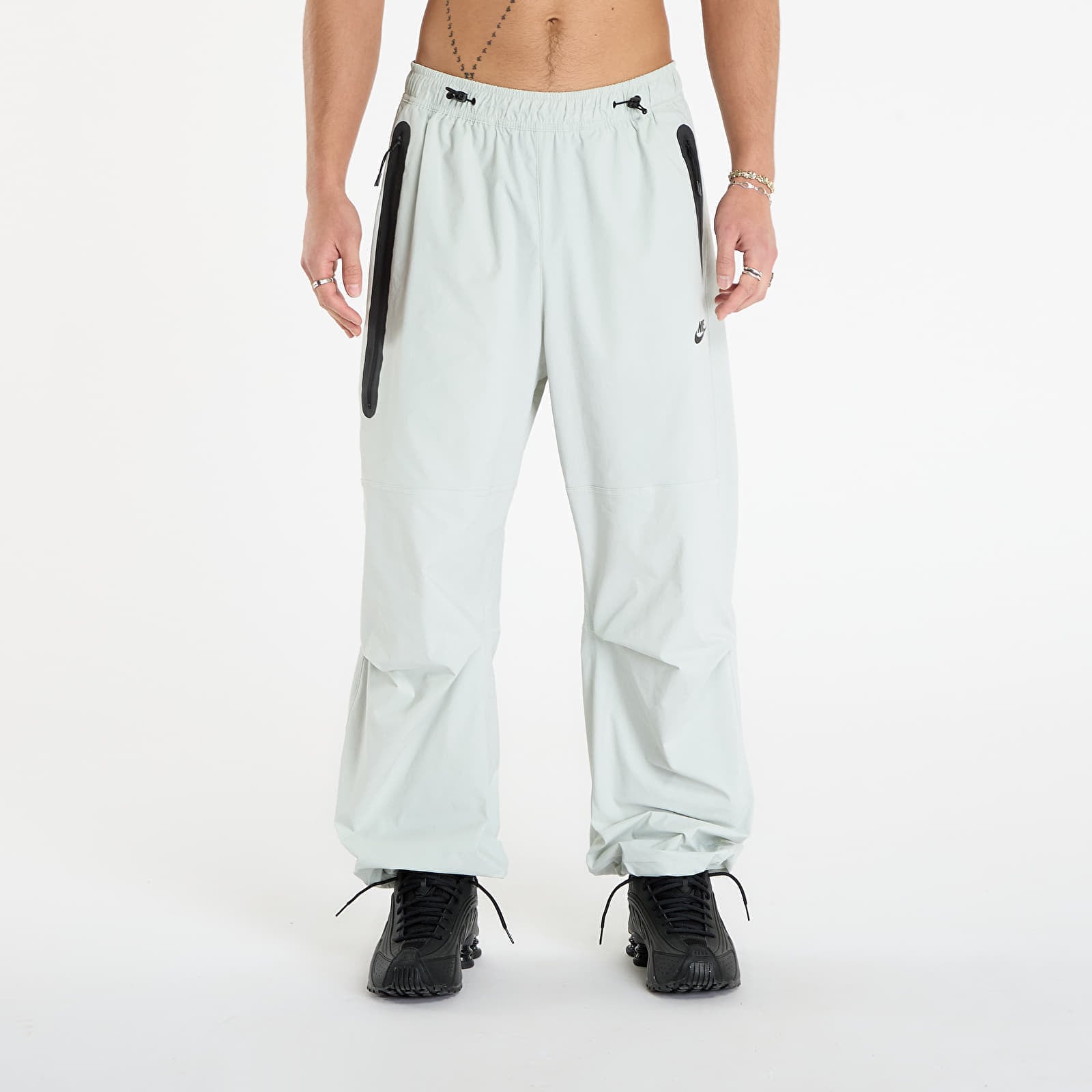 Pantaloni Nike Tech Mens Woven Oversized Pants Light Silver/ Light Silver/ Black XS