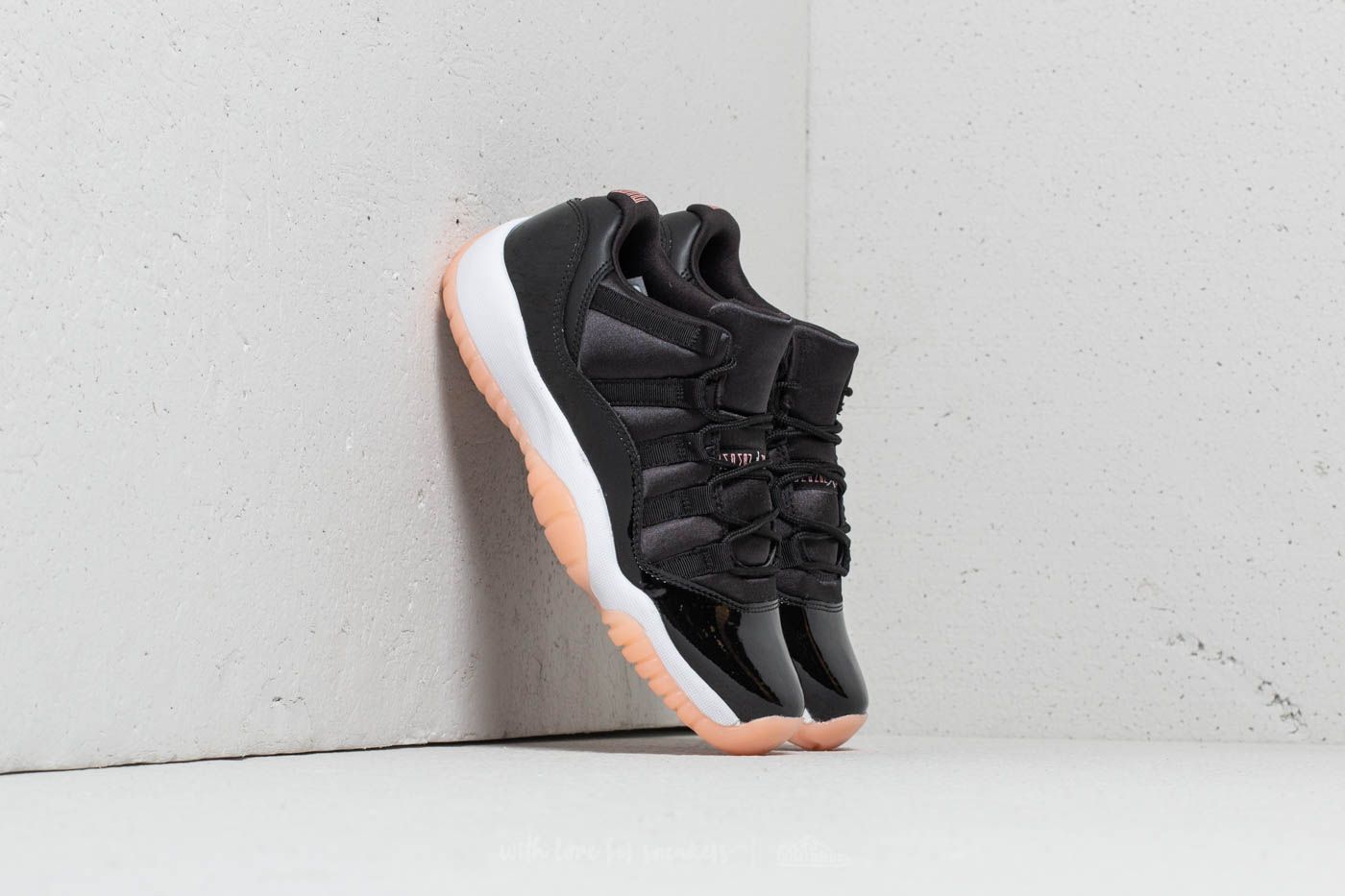 Retro 11 2025 low coral