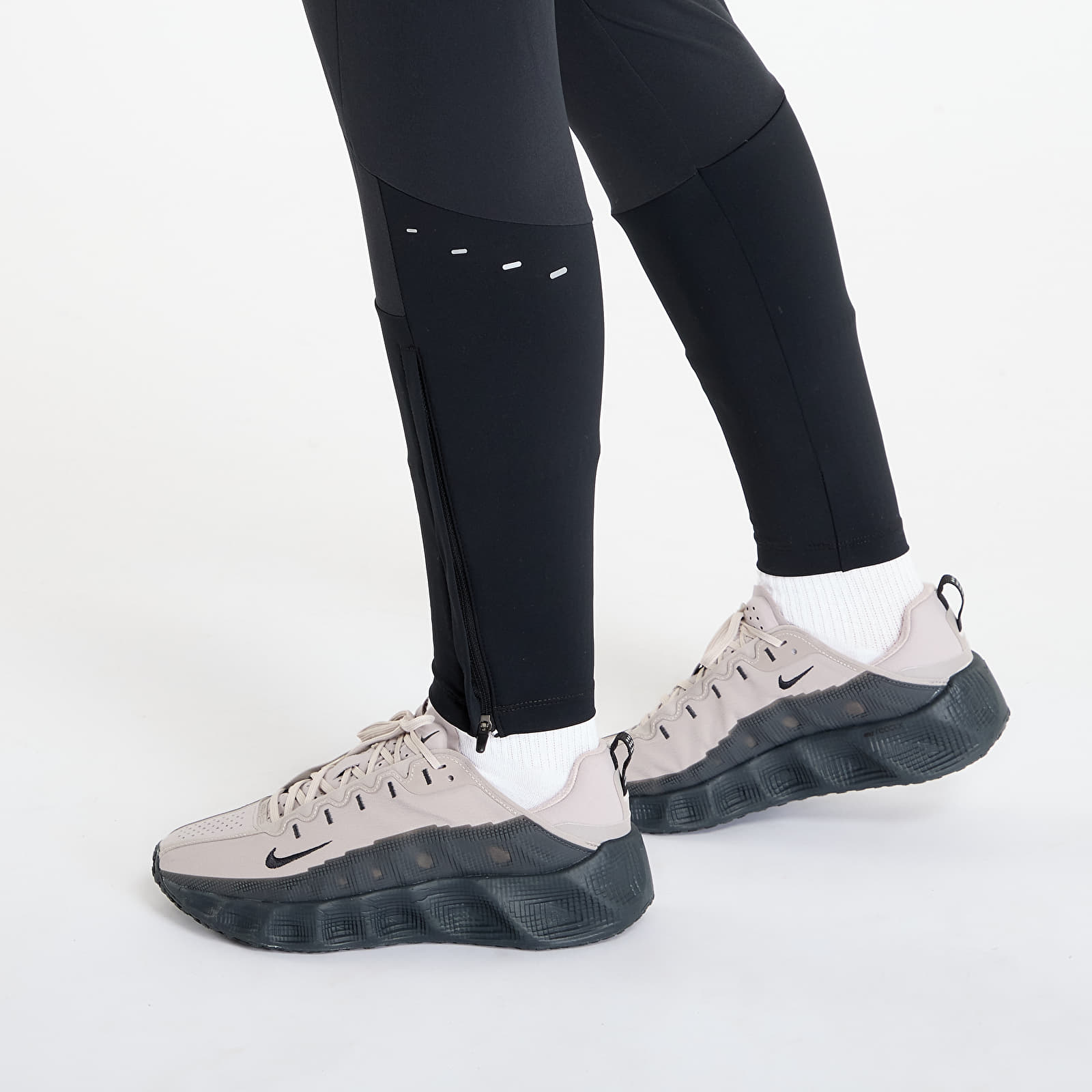 Hosen für Frauen Nike Swift Women's Dri-FIT Mid-Rise Running Pants Black/ Reflective Silv