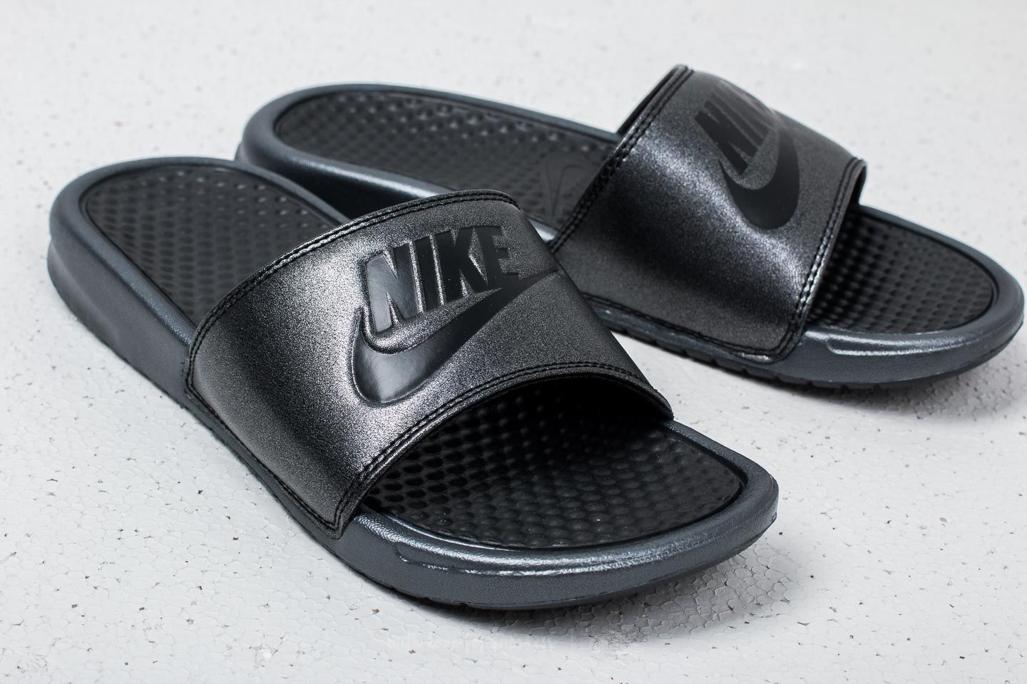 Nike benassi metallic hotsell qs