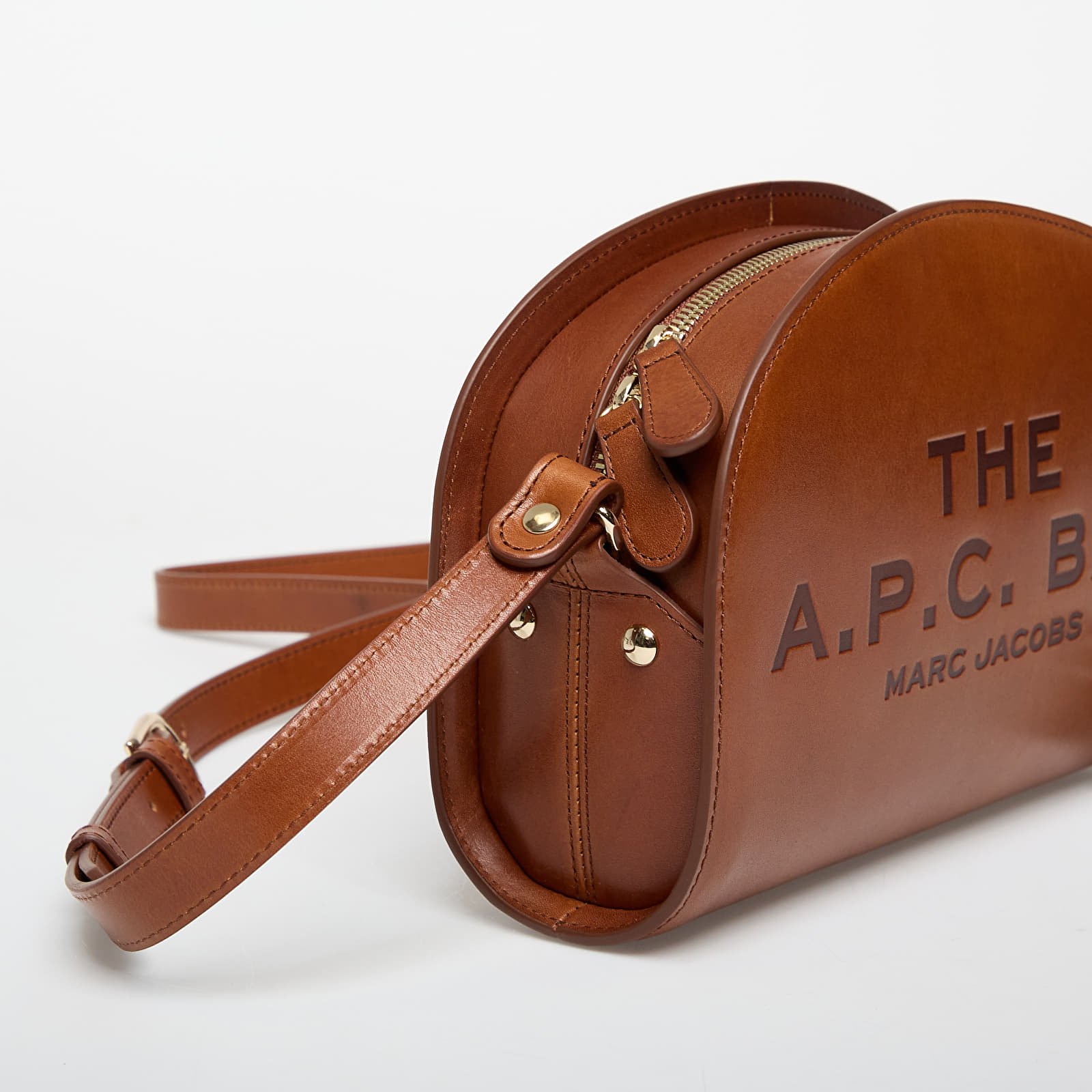 Torbe za čez ramo A.P.C. x Marc Jacobs Sac Demi-Lune Hazelnut