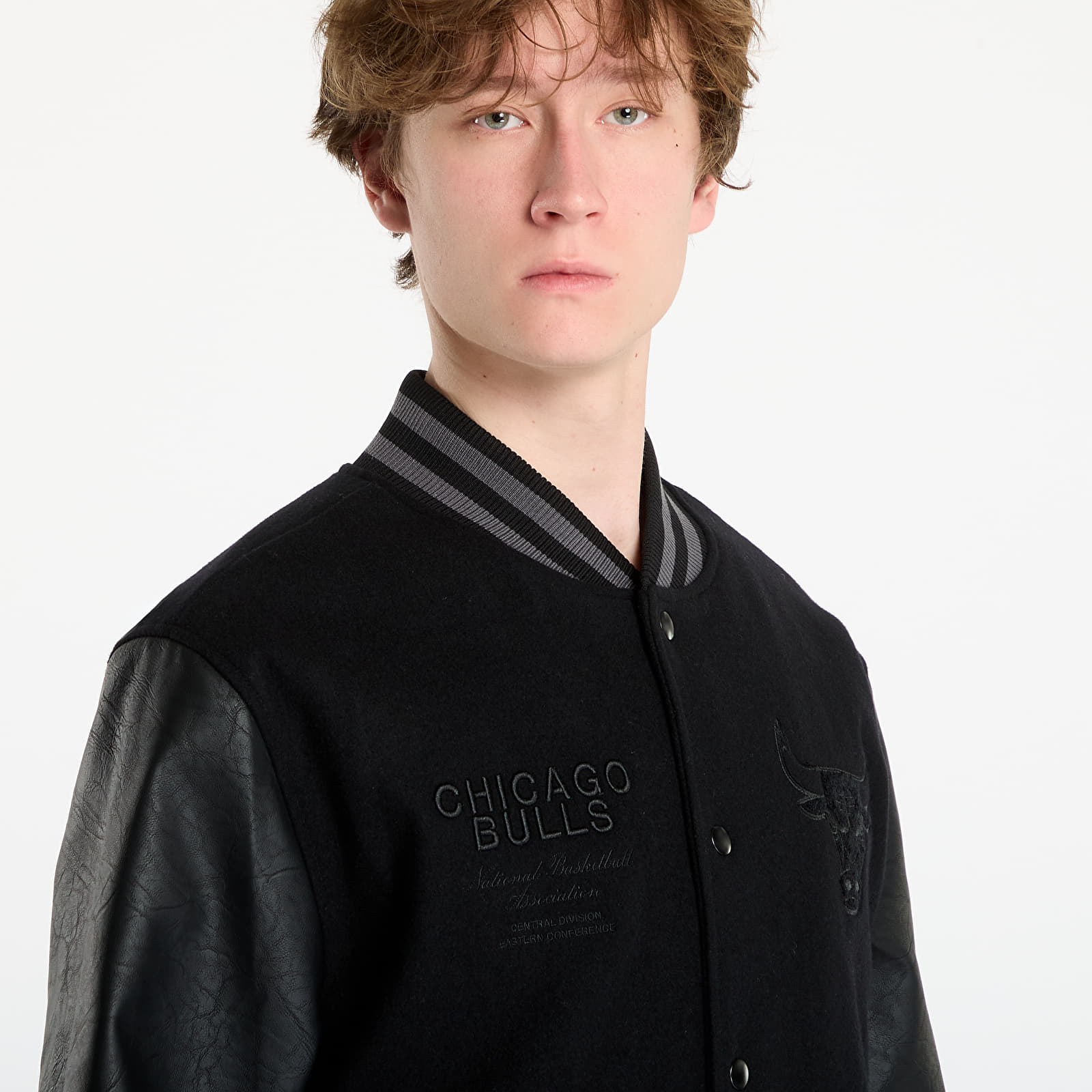 Herrenjacken New Era NBA Chicago Bulls Tonal Patch Varsity Jacket UNISEX Black