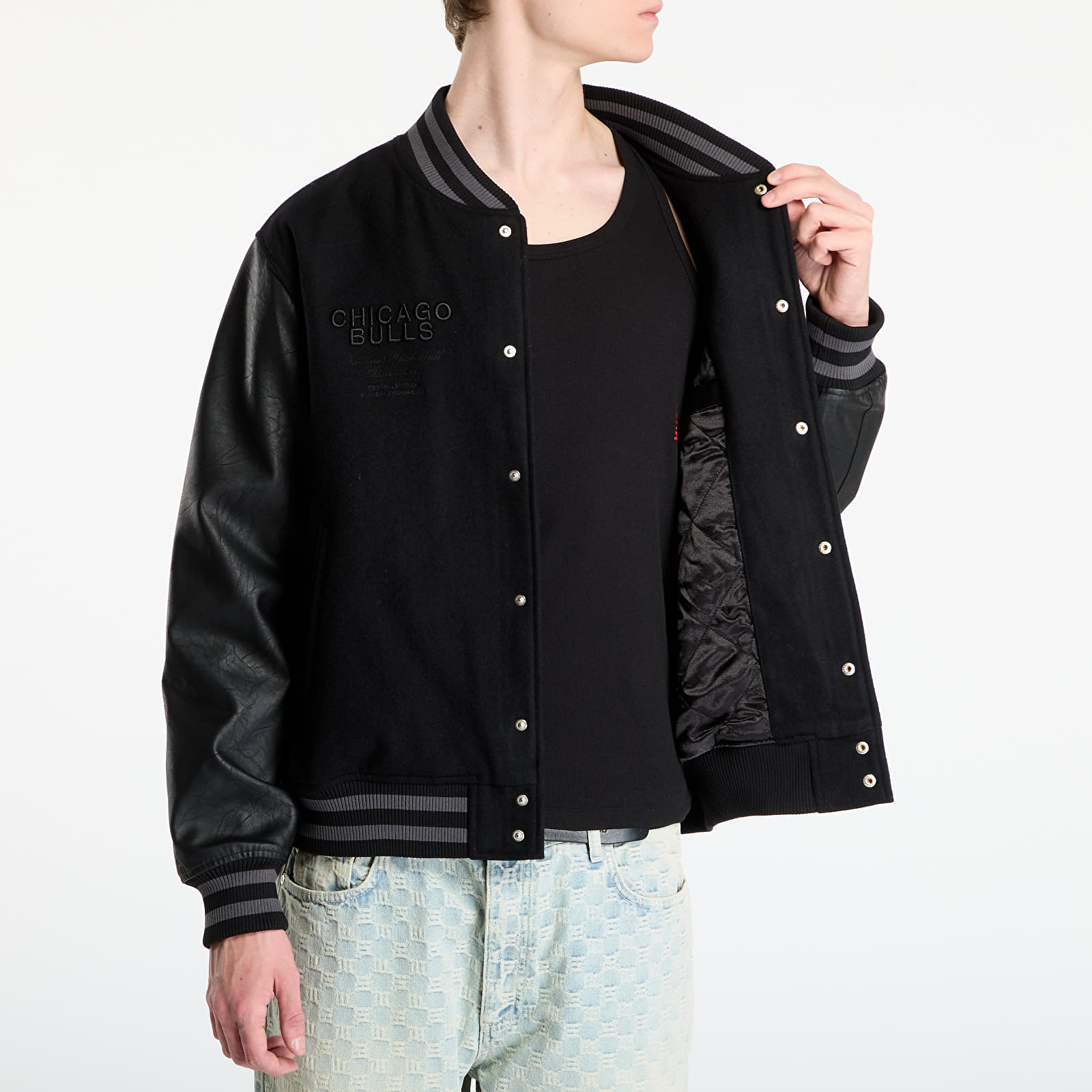 Herrenjacken New Era NBA Chicago Bulls Tonal Patch Varsity Jacket UNISEX Black