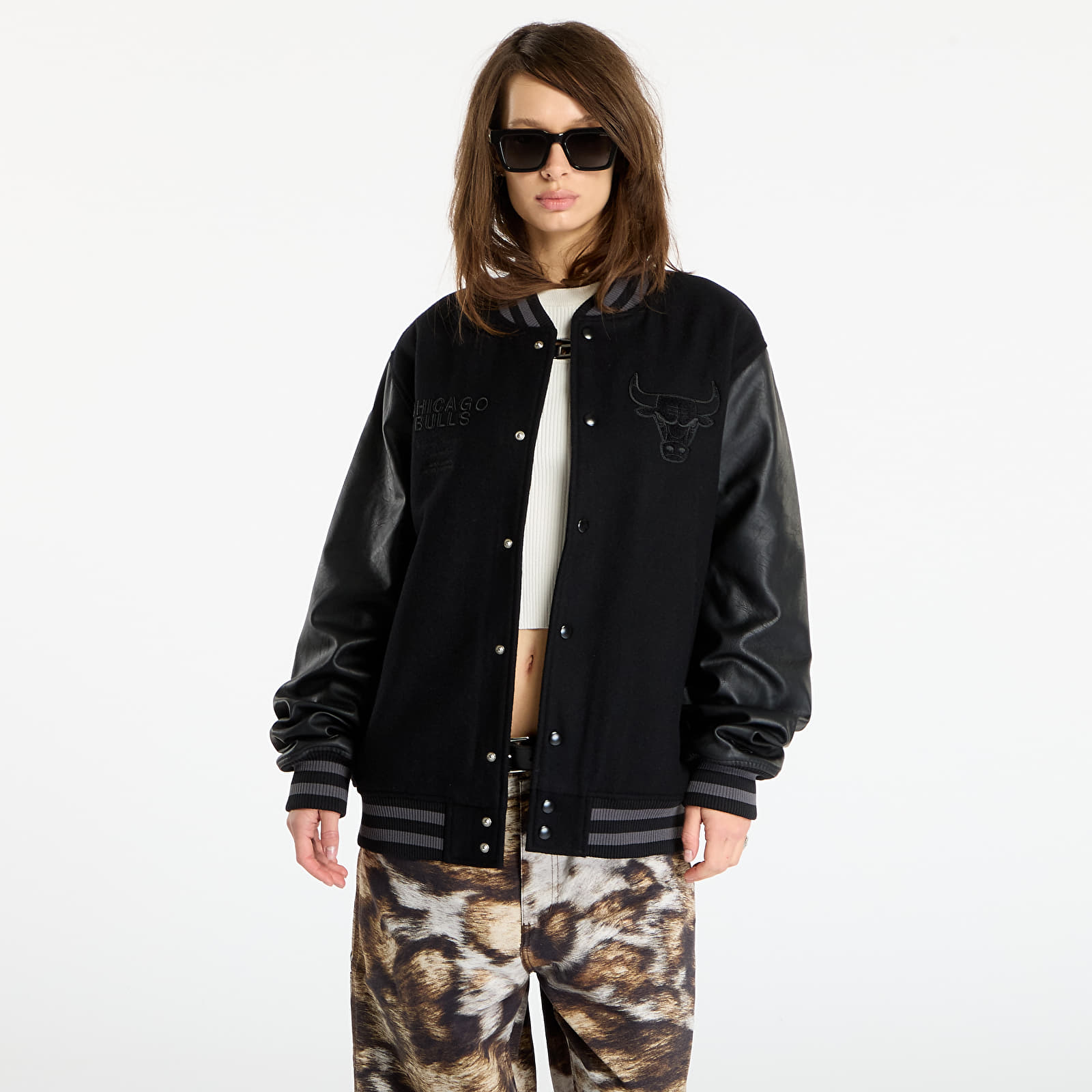 Herrenjacken New Era NBA Chicago Bulls Tonal Patch Varsity Jacket UNISEX Black