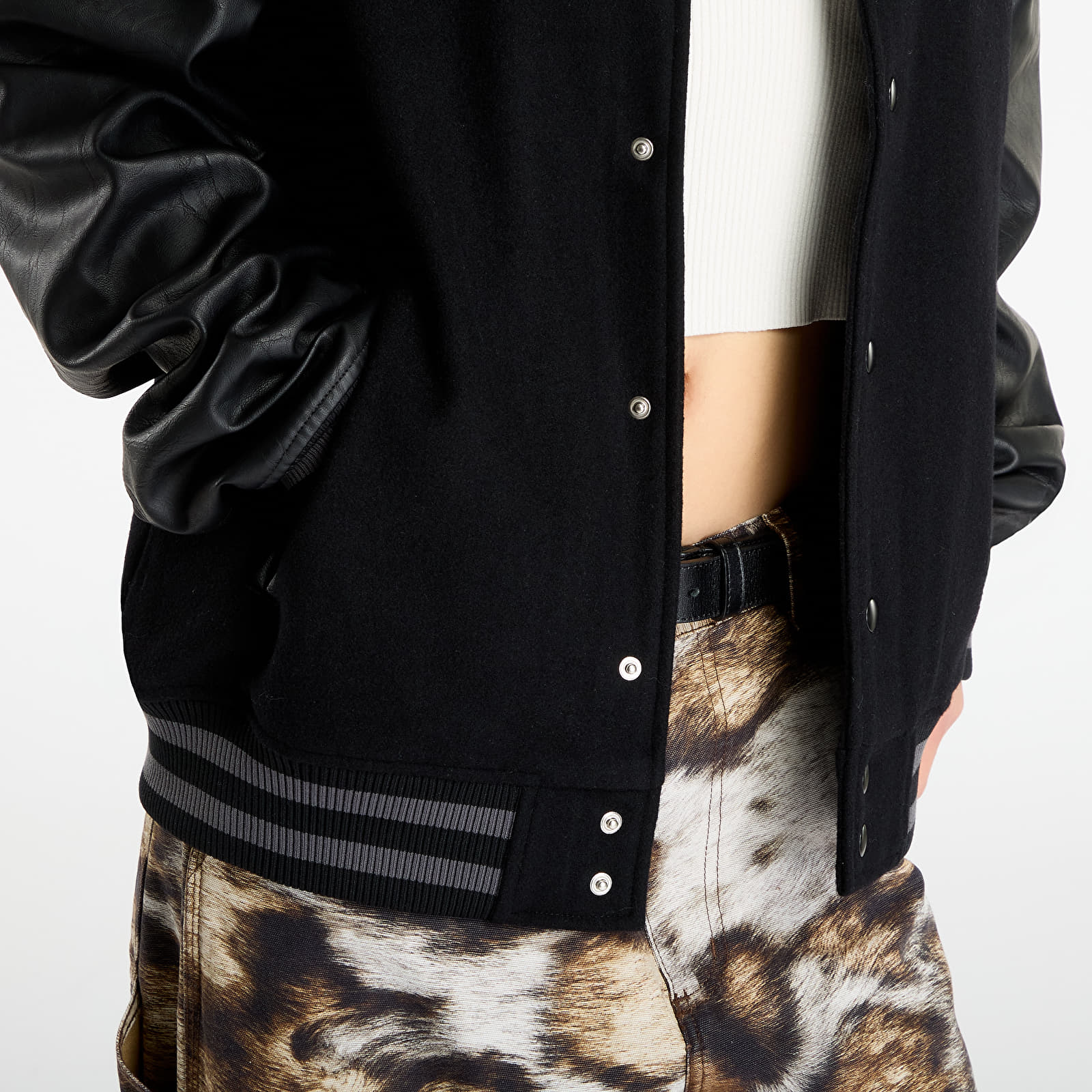 Herrenjacken New Era NBA Chicago Bulls Tonal Patch Varsity Jacket UNISEX Black