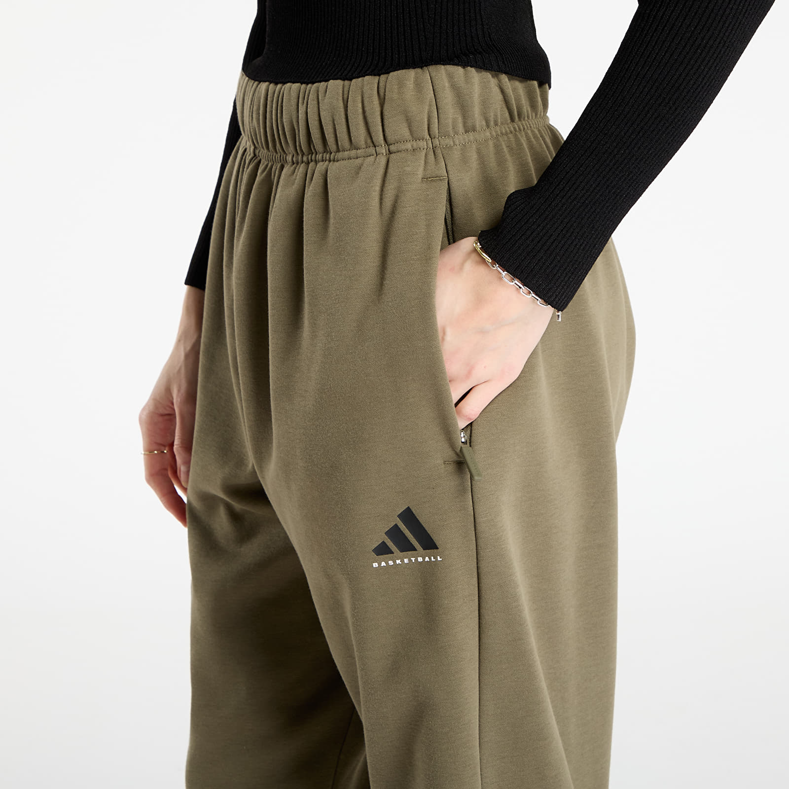 Tepláky adidas Basketball Fleece Joggers UNISEX Olive Strata