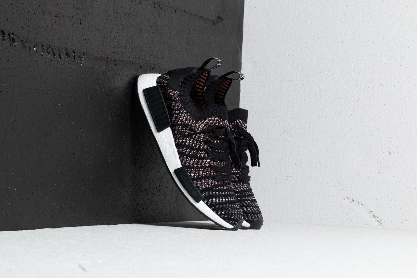Adidas originals nmd_r1 stlt primeknit trainers core black/grey four/solar pink clearance