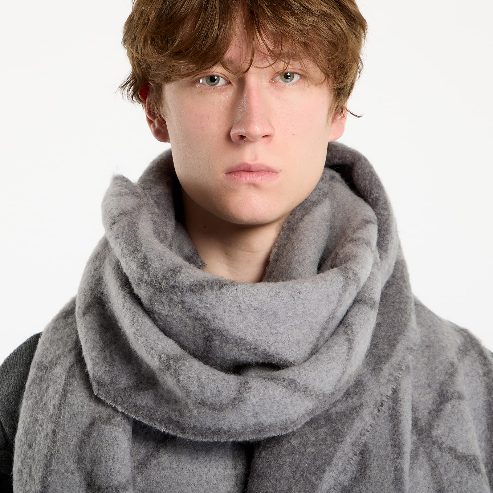 Šály Calvin Klein Emblem Aop Brushed Scarf Grey