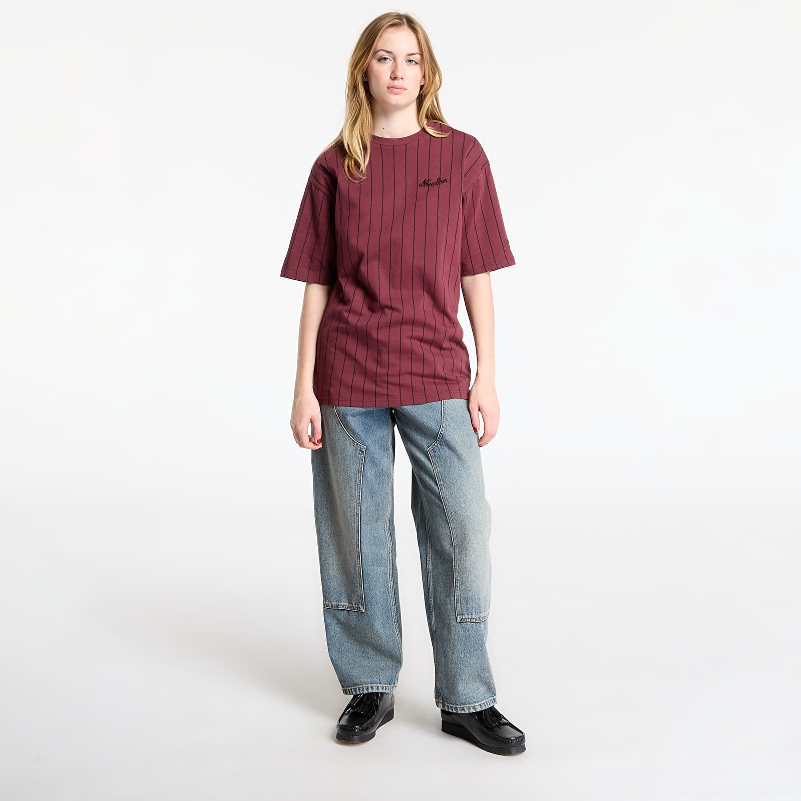 Männer T-Shirts New Era Pinstripe Os Tee UNISEX Frosted Burgundy