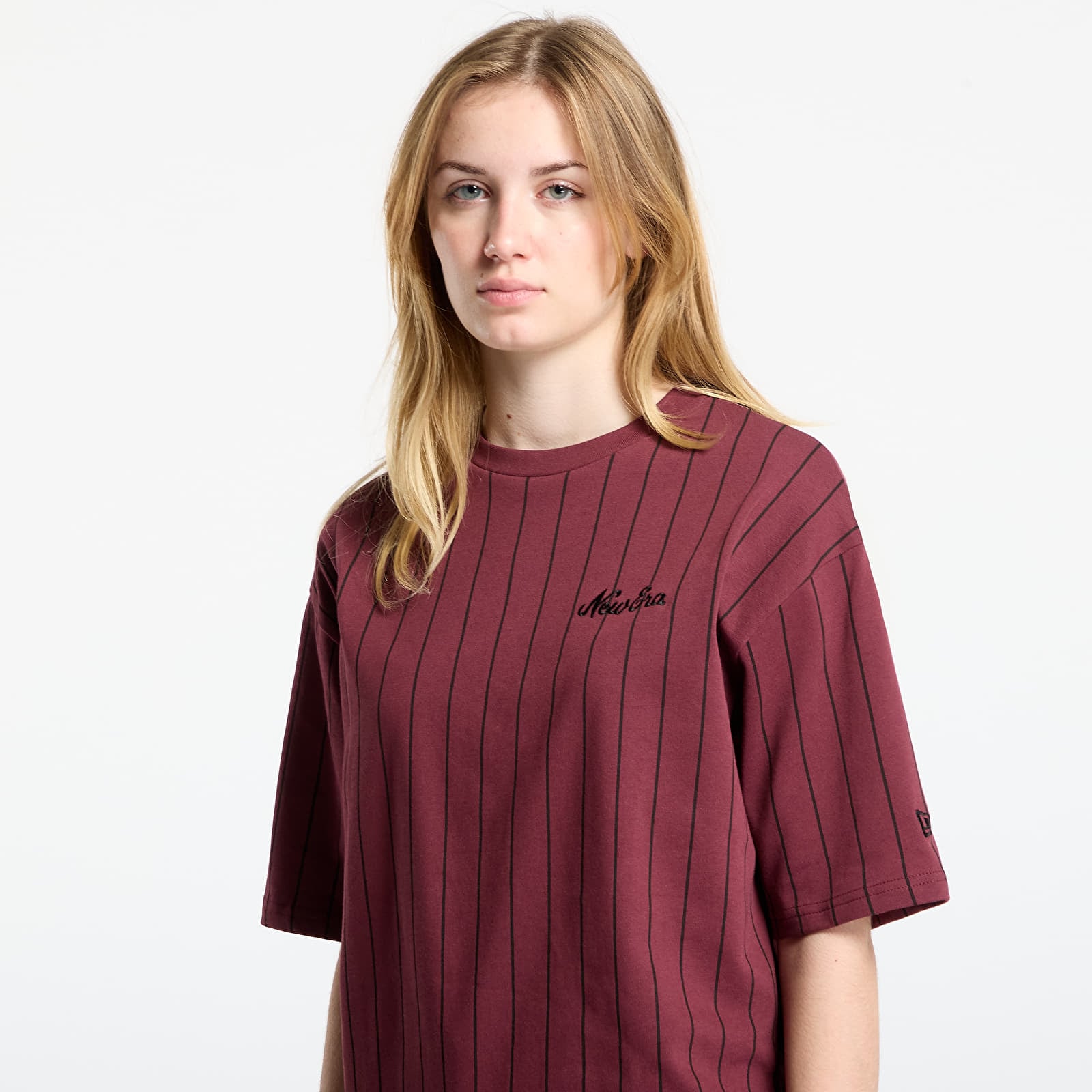 Männer T-Shirts New Era Pinstripe Os Tee UNISEX Frosted Burgundy