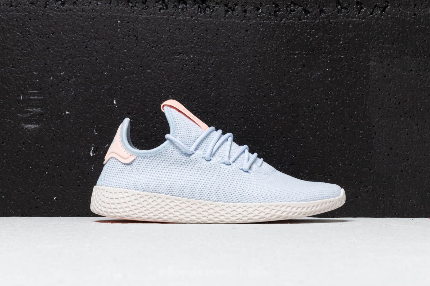 Încălțăminte și sneakerși pentru femei adidas Pharrell Williams Tennis HU W Aero Blue/ Aero Blue/ Chalk White