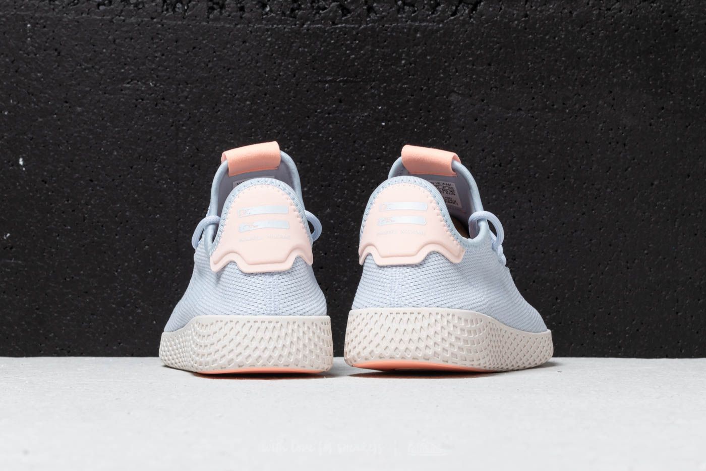 Încălțăminte și sneakerși pentru femei adidas Pharrell Williams Tennis HU W Aero Blue/ Aero Blue/ Chalk White
