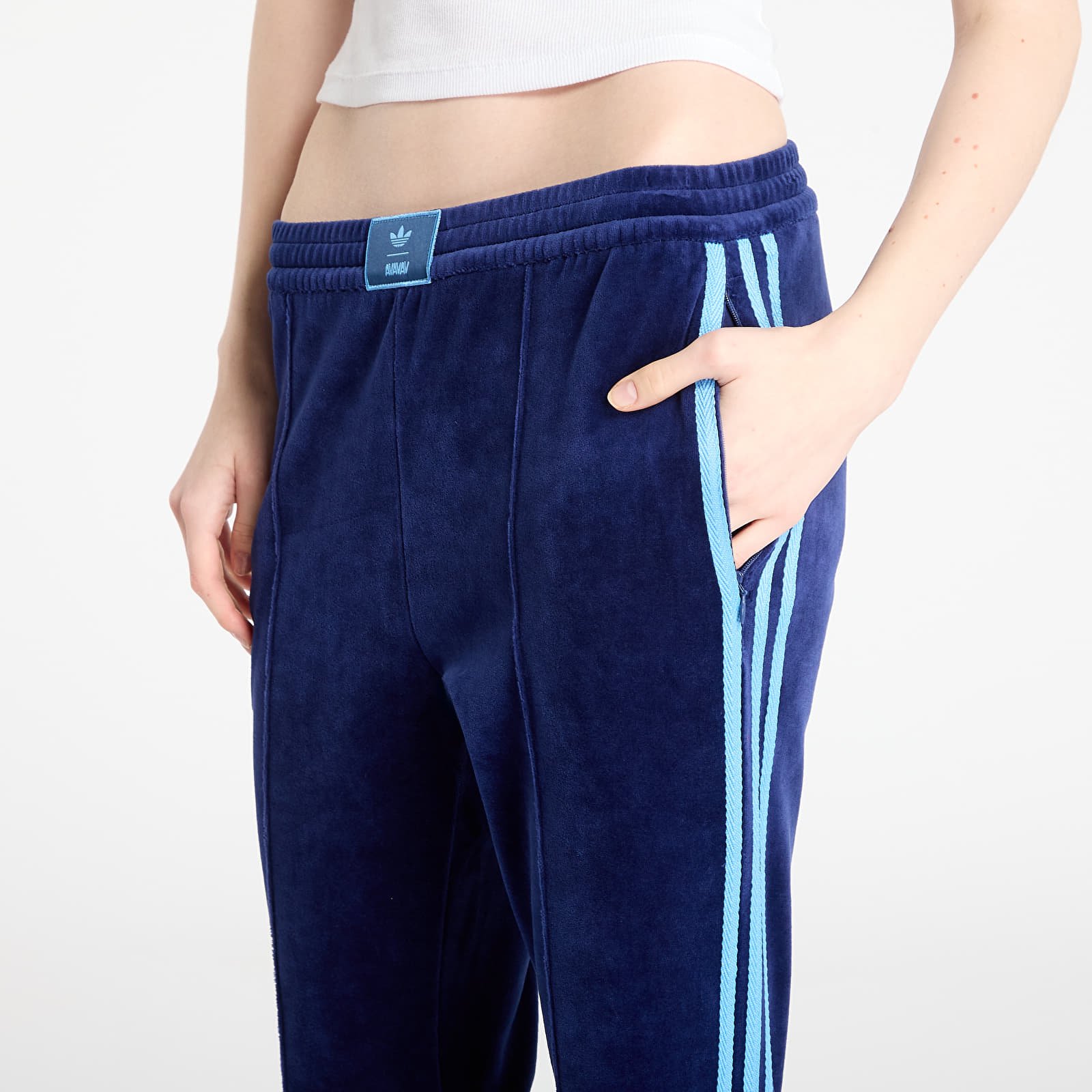 Jogginghosen für Frauen adidas x AVAVAV Track Pants Velvet Dark Blue
