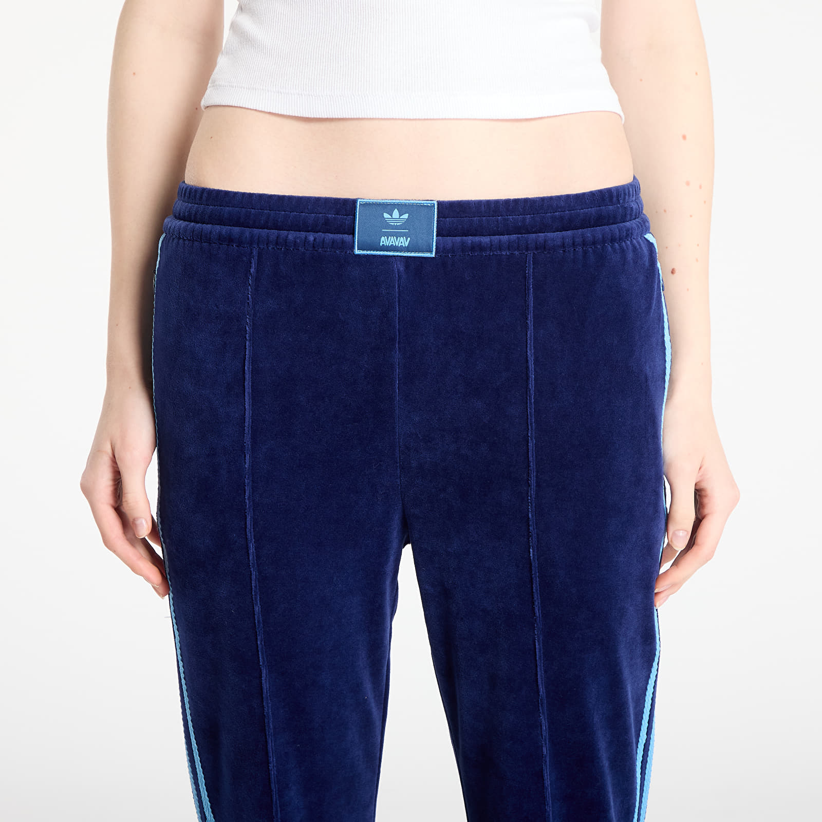 Jogginghosen für Frauen adidas x AVAVAV Track Pants Velvet Dark Blue