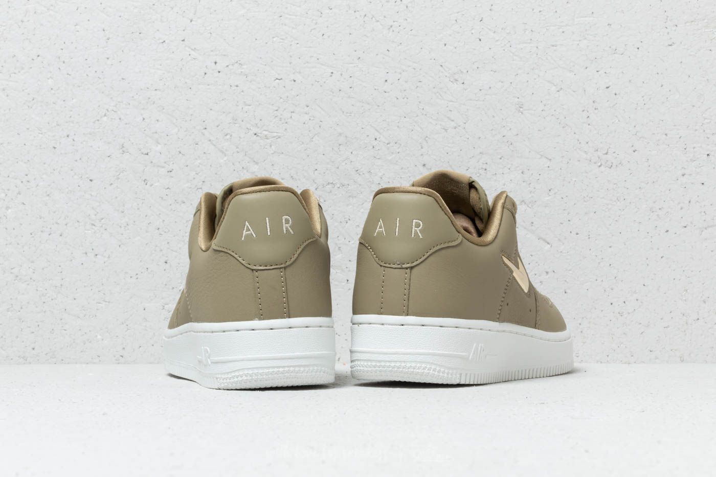 Ženski čevlji Nike Wmns Air Force 1 '07 Premium LX Neutral Olive/ Metallic Gold Star