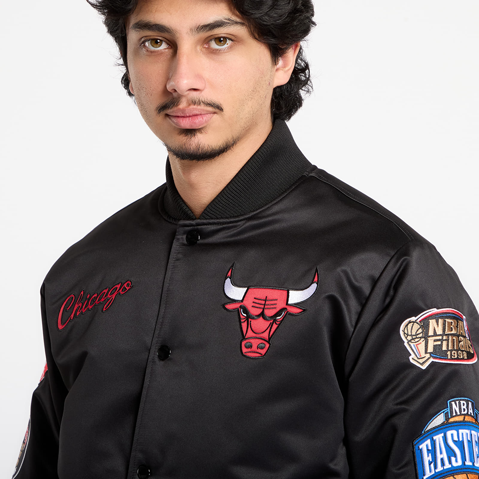 Herrenjacken Mitchell & Ness NBA Blackout Heavyweight Satin Jacket Chicago Bulls Black
