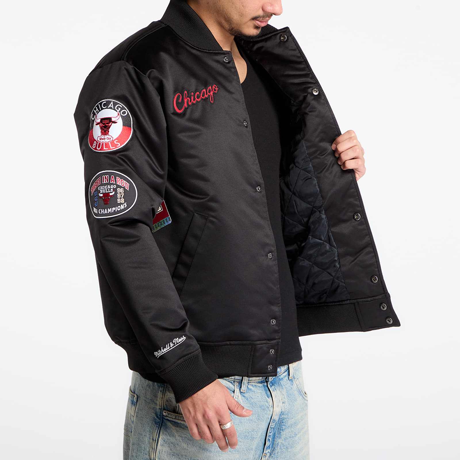 Herrenjacken Mitchell & Ness NBA Blackout Heavyweight Satin Jacket Chicago Bulls Black