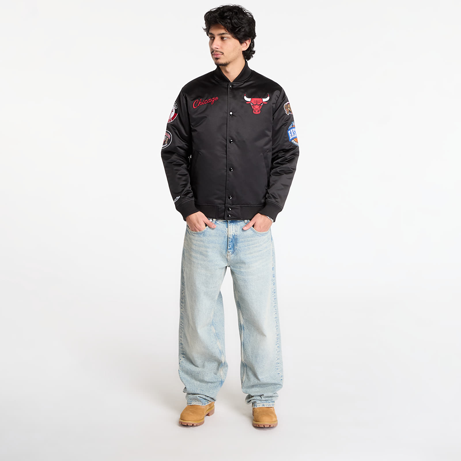 Herrenjacken Mitchell & Ness NBA Blackout Heavyweight Satin Jacket Chicago Bulls Black