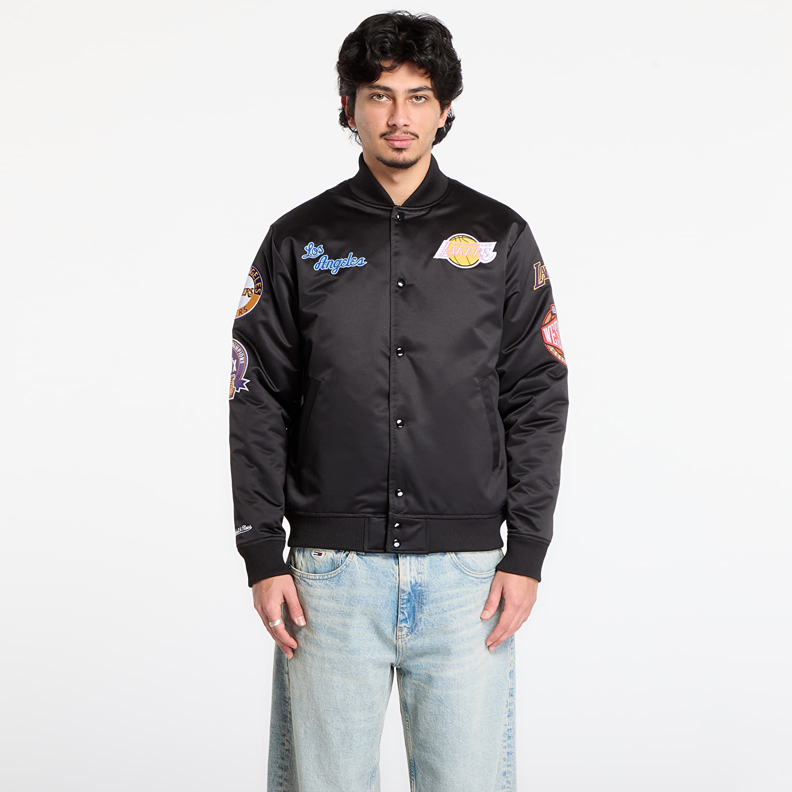 Herrenjacken Mitchell & Ness NBA Blackout Heavyweight Satin Jacket Los Angeles Lakers Black