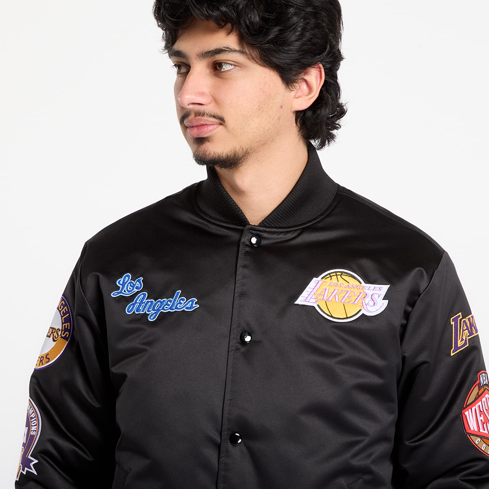Herrenjacken Mitchell & Ness NBA Blackout Heavyweight Satin Jacket Los Angeles Lakers Black