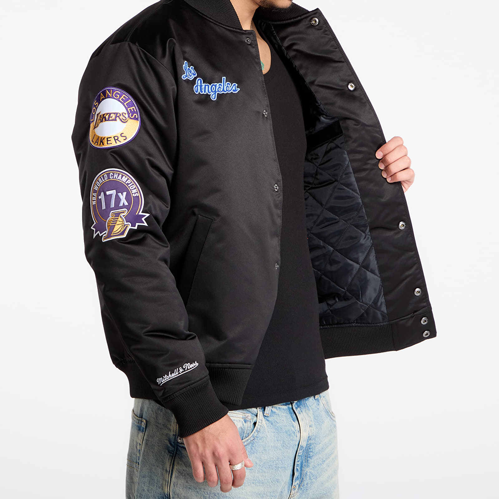 Herrenjacken Mitchell & Ness NBA Blackout Heavyweight Satin Jacket Los Angeles Lakers Black