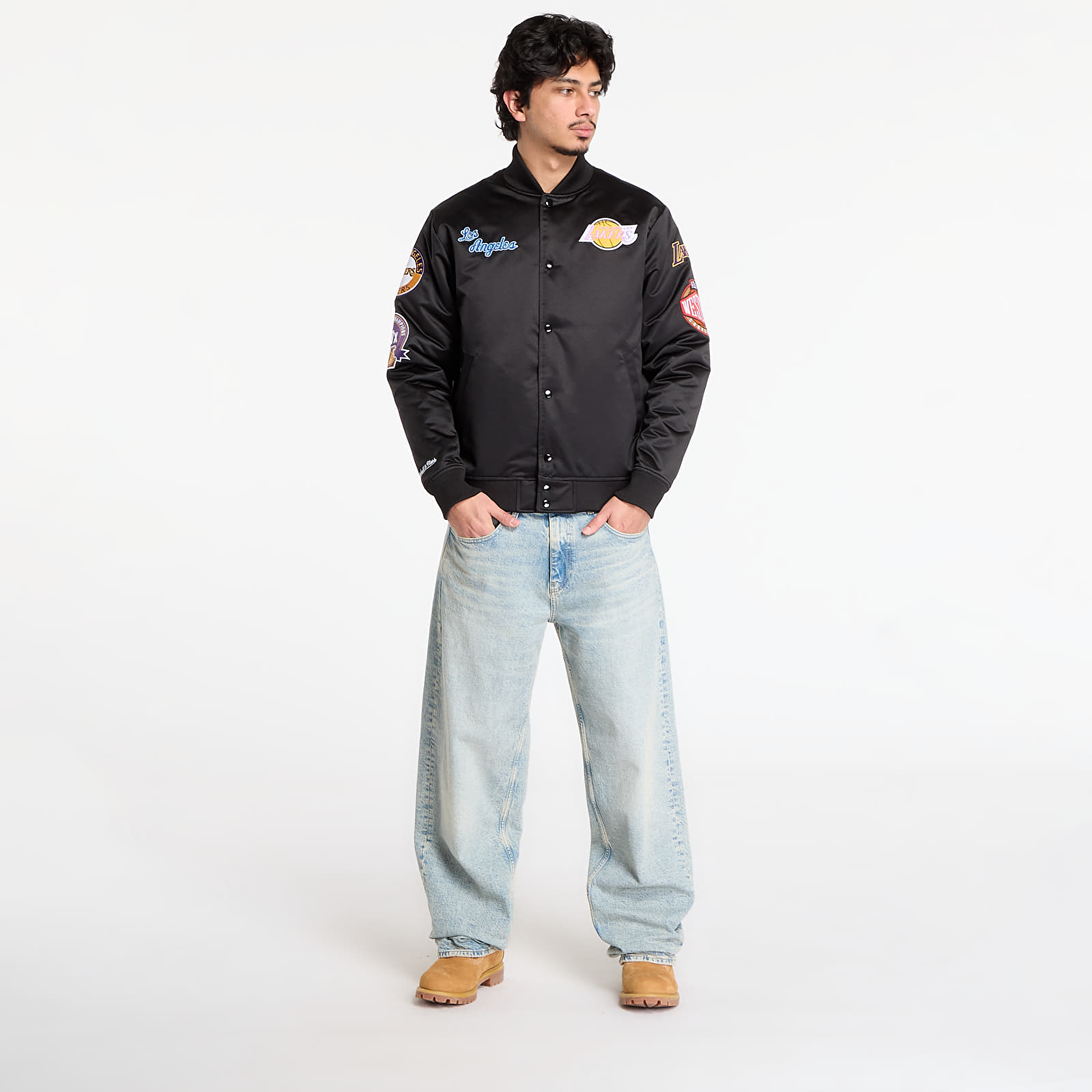 Herrenjacken Mitchell & Ness NBA Blackout Heavyweight Satin Jacket Los Angeles Lakers Black