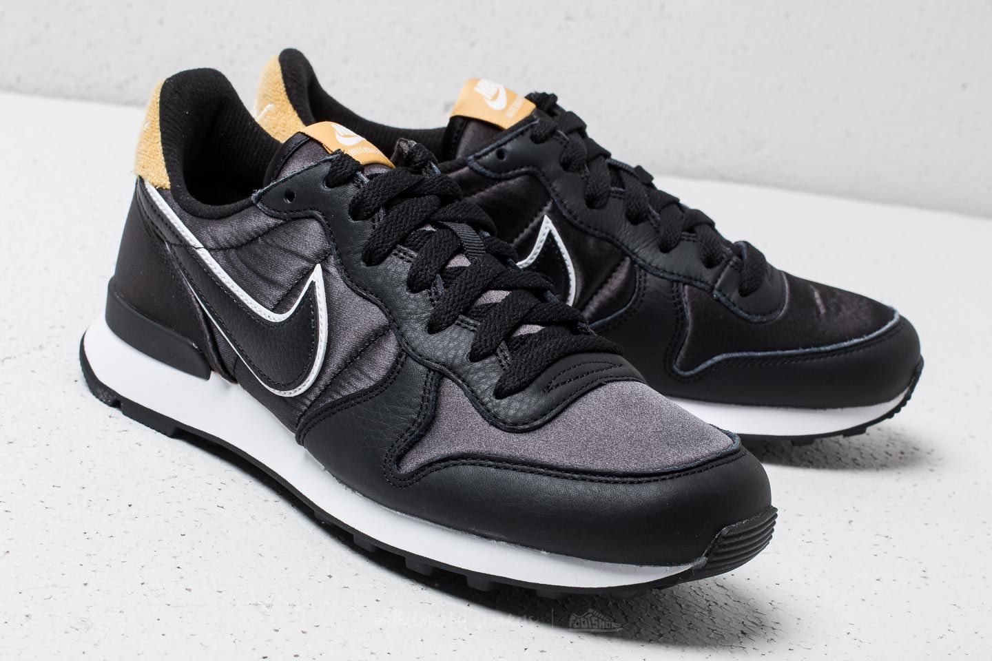 Women s shoes Nike Wmns Internationalist Heat Black Black Wheat