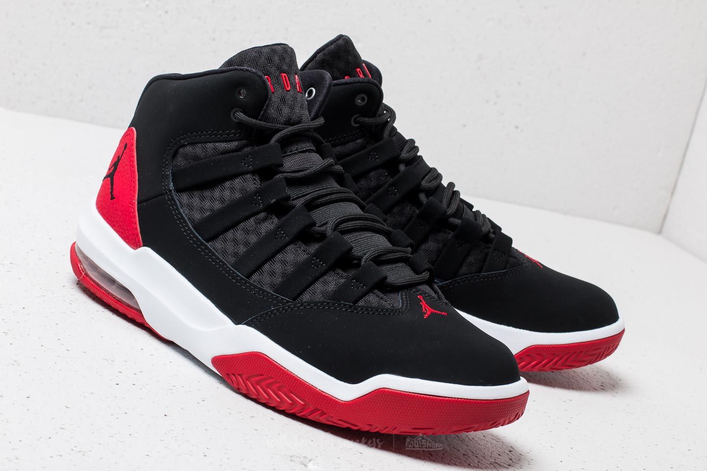 Jordan max aura black and red deals