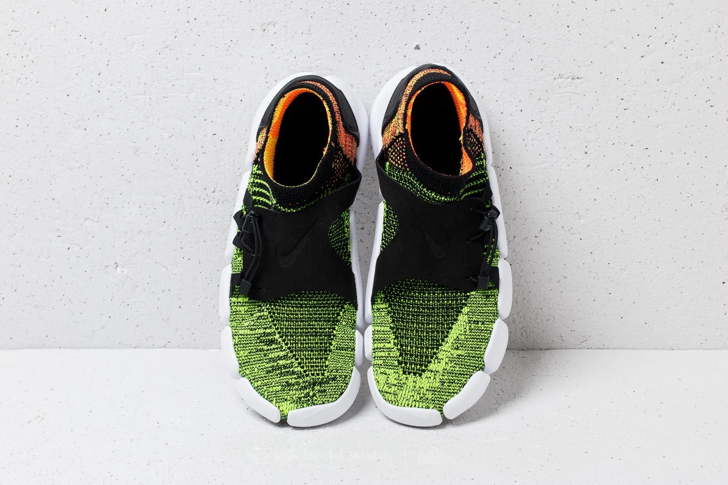 Zapatillas Hombre Nike Footscape Flyknit DM Black/ Black-Volt-Bright Mango
