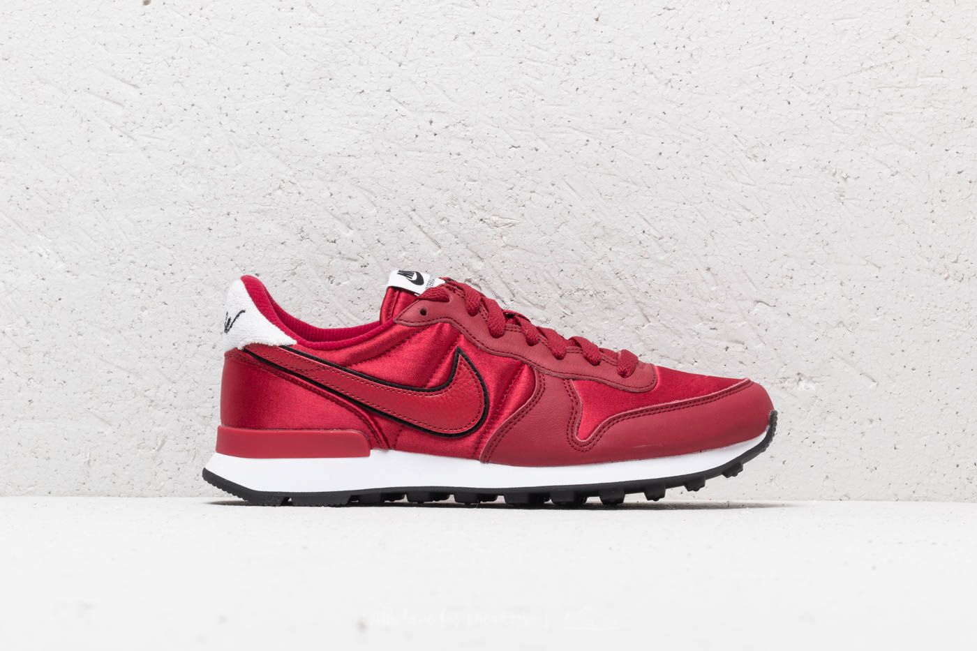 Nike internationalist clearance heat rot