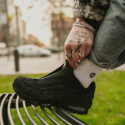 air max 95 black on feet