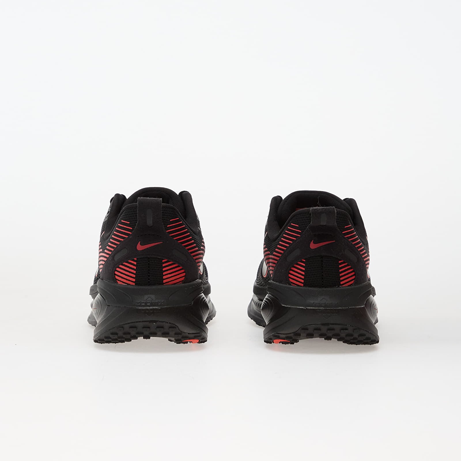 Skor för män Nike Vomero 18 Black/ Black-Bright Crimson-Anthracite