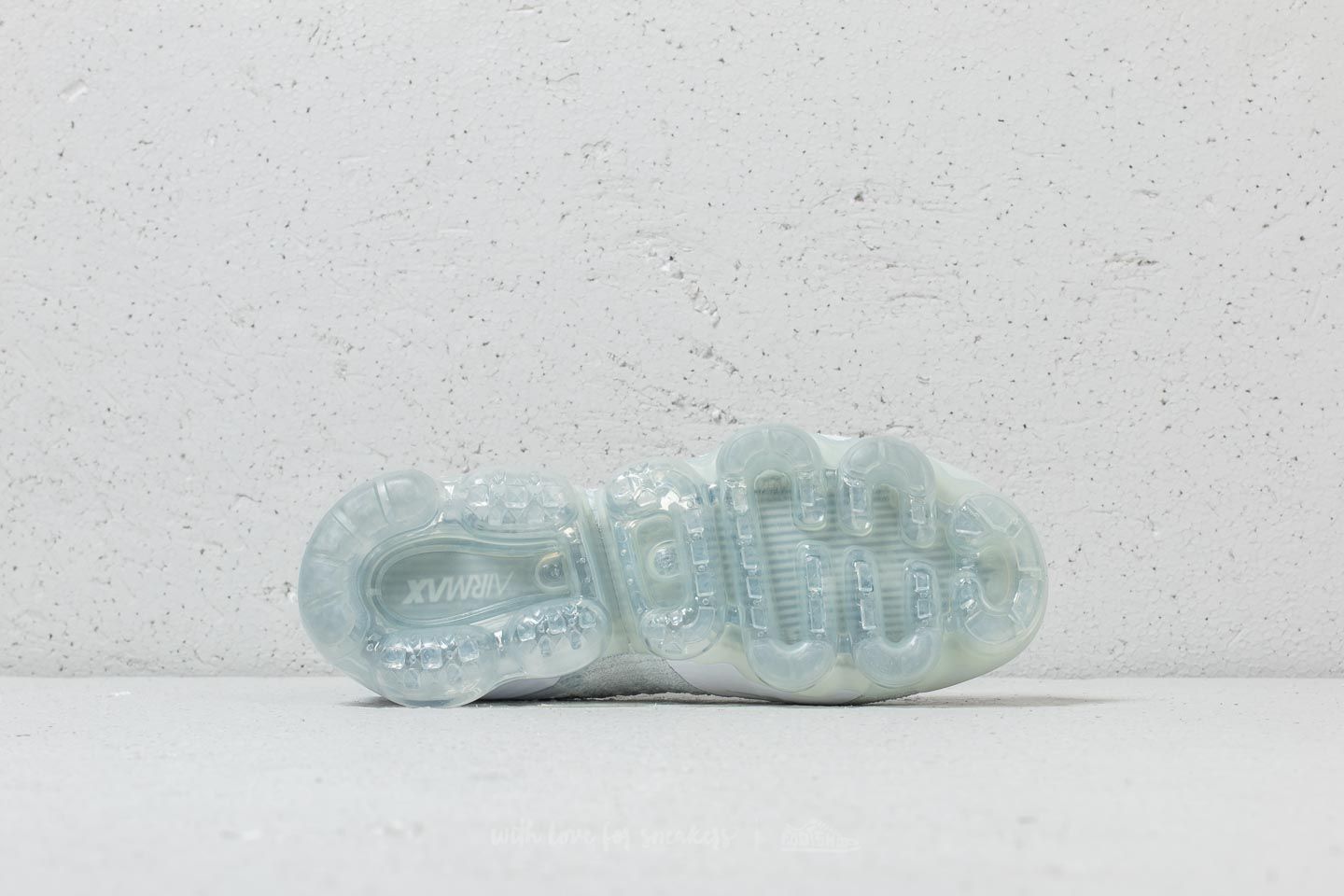 white vapormax blue sole