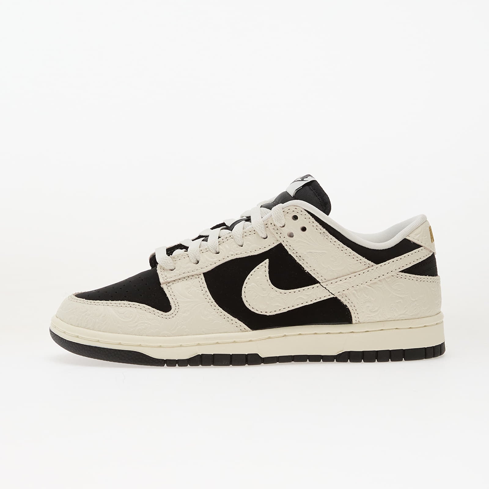 Moteriška avalynė Nike W Dunk Low Black/ Sail-Sail-Metallic Gold