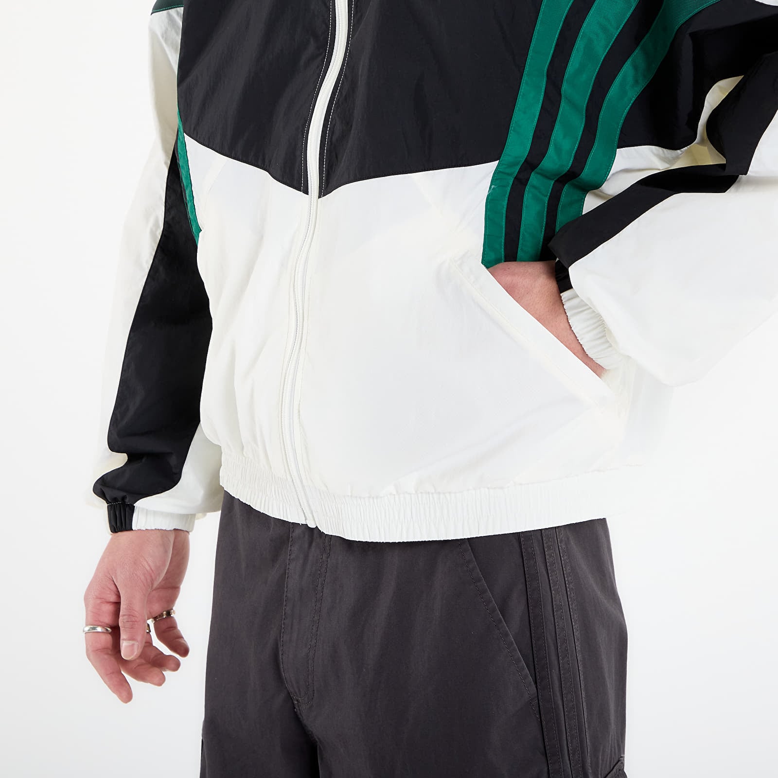 Hupparit ja collegepaidat adidas Santiago Tt Off White