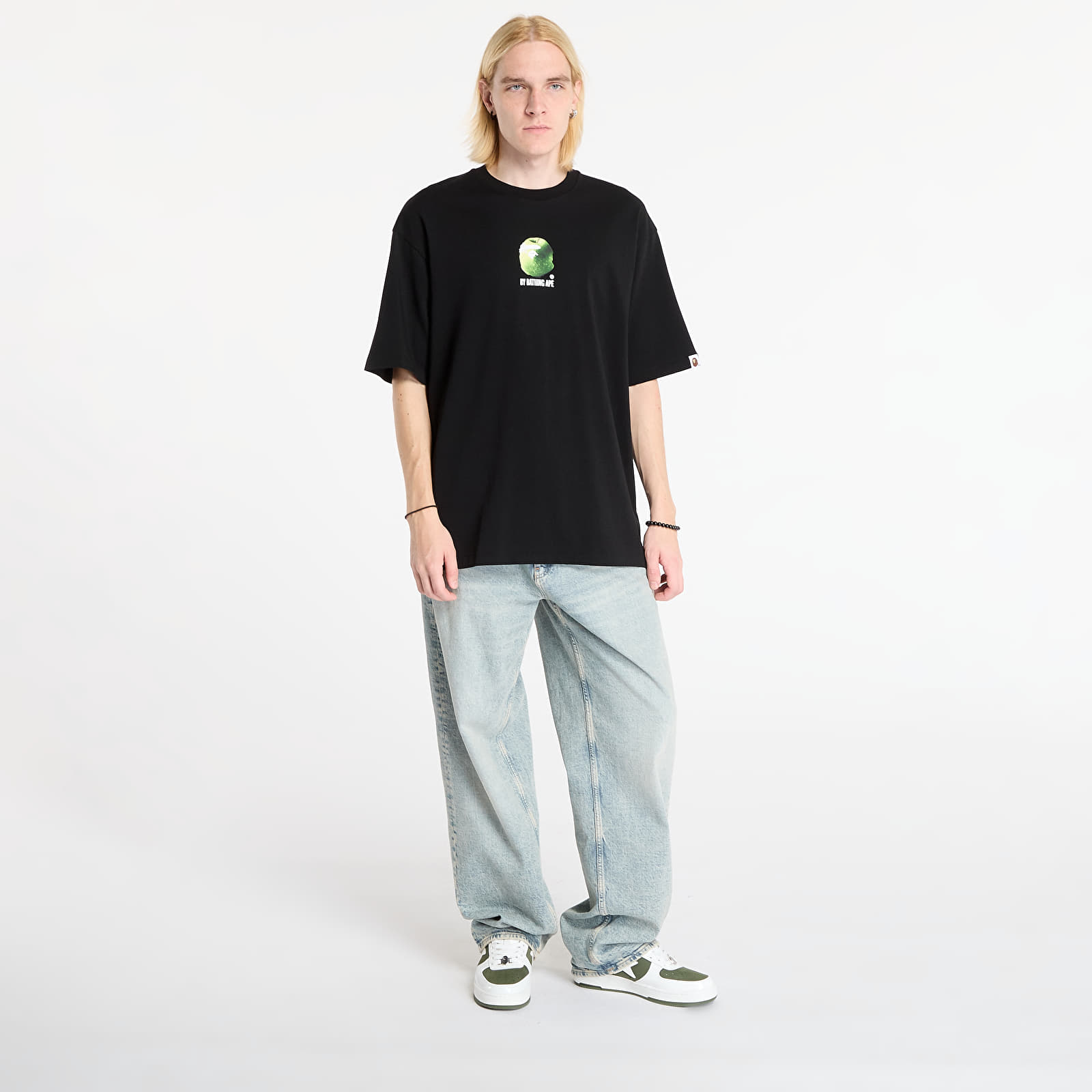 T-skjorter A BATHING APE Apple Graphic By Bathing Ape Relaxed Fit Tee Black