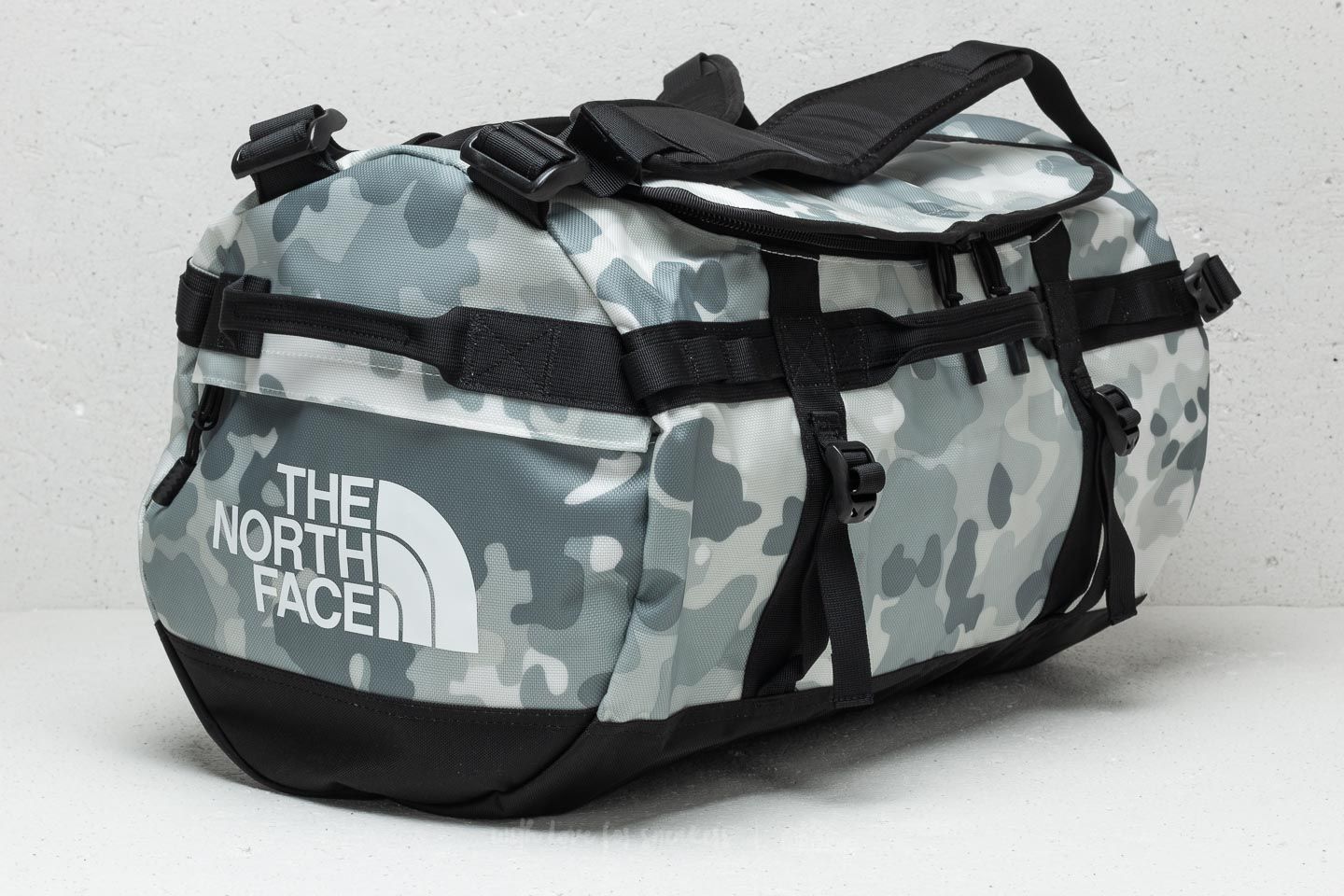 Crossbody táskák The North Face Base Camp Medium Duffel TNF White Macrofleck Camo Print/ TNF Black