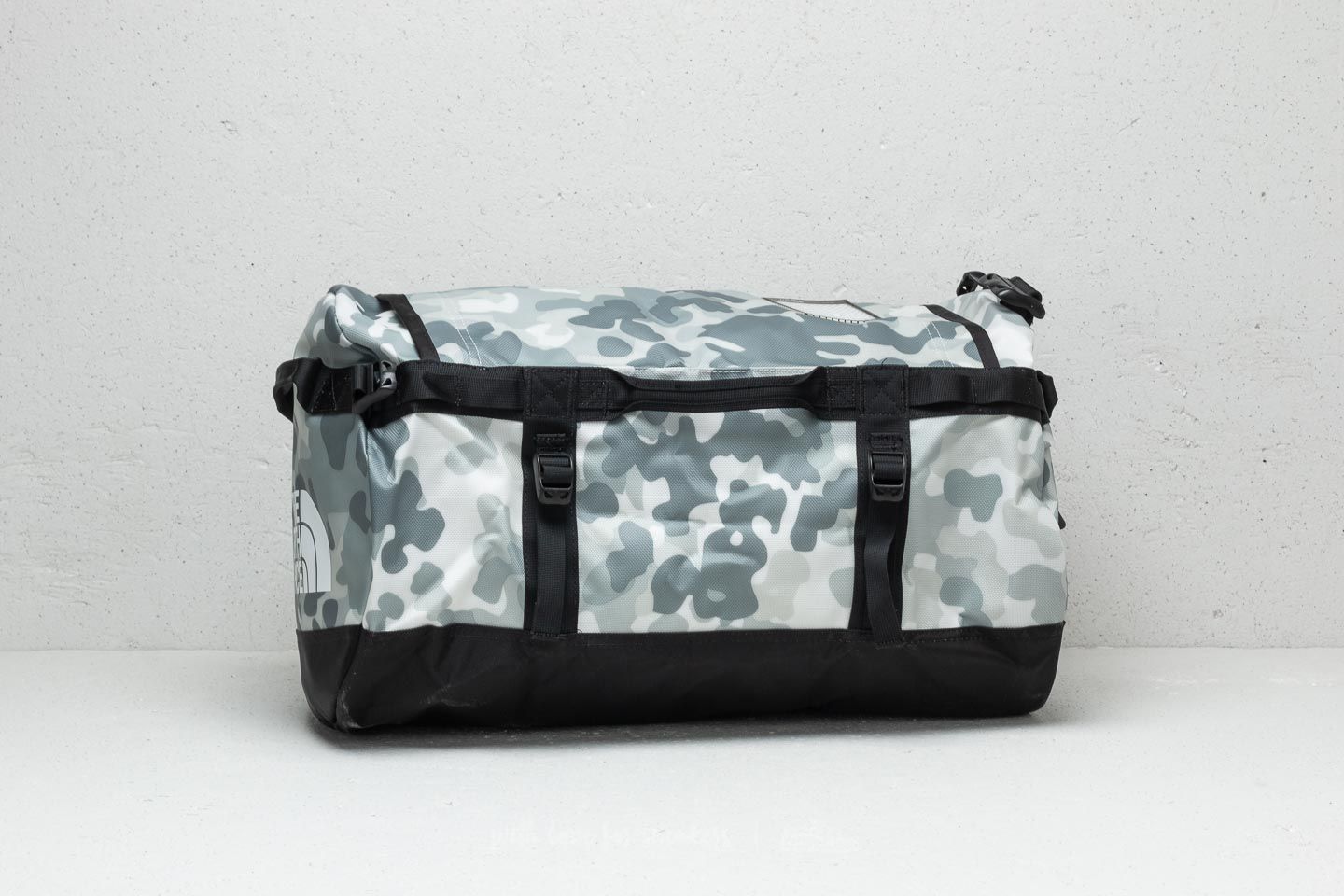 Crossbody táskák The North Face Base Camp Medium Duffel TNF White Macrofleck Camo Print/ TNF Black