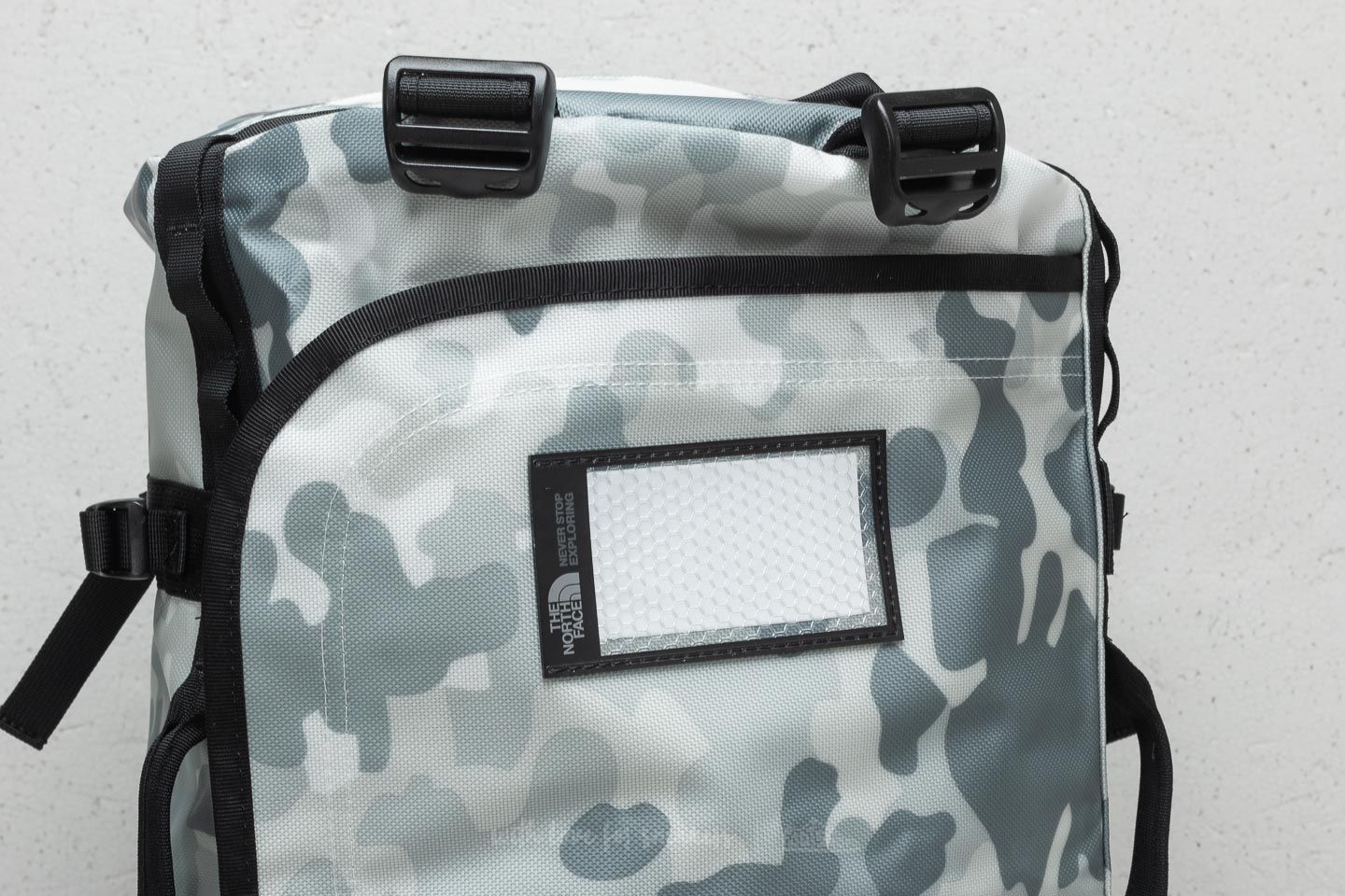 Crossbody táskák The North Face Base Camp Medium Duffel TNF White Macrofleck Camo Print/ TNF Black